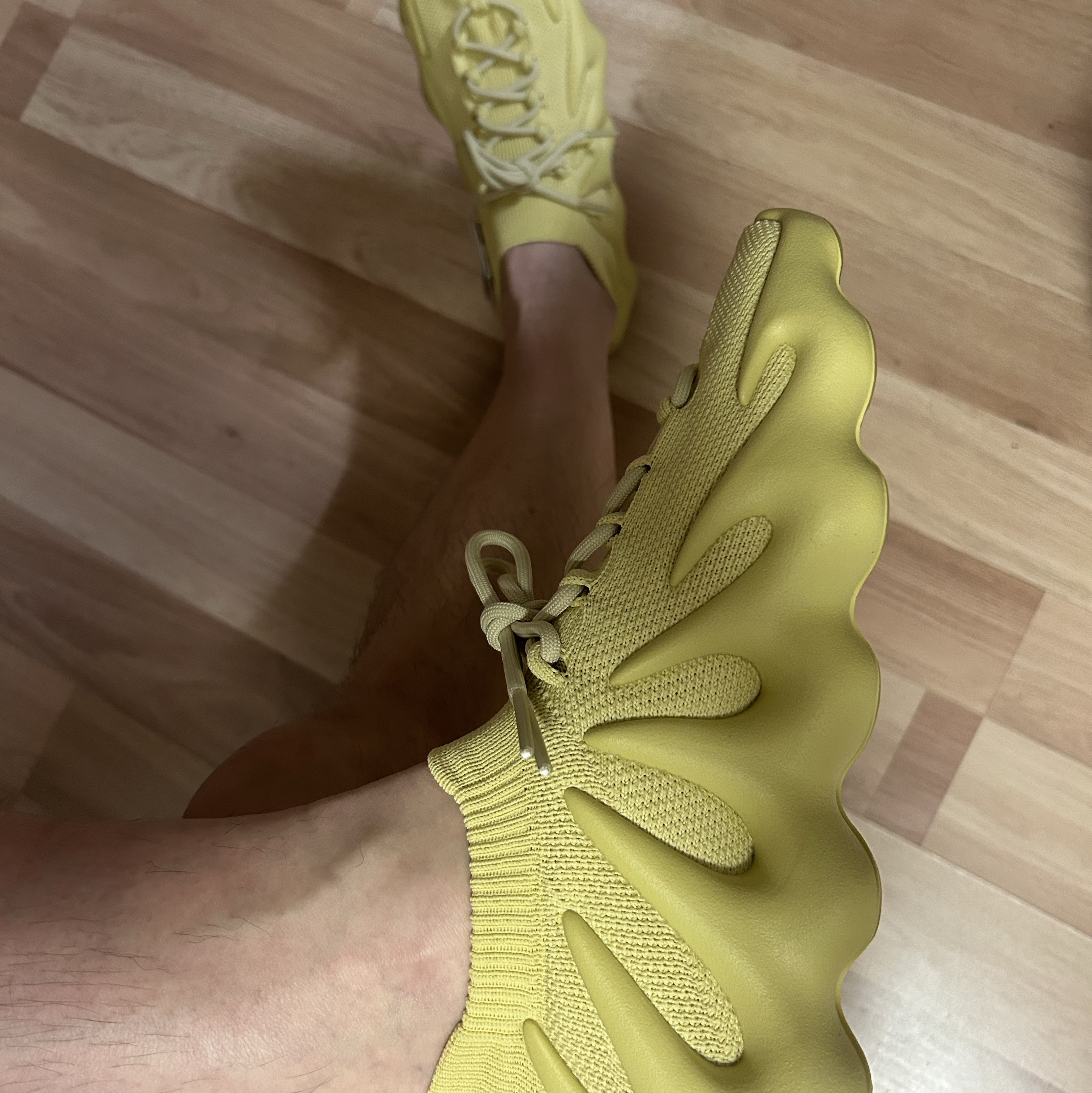 Adidas Yeezy 450 Sulfur 착용 스타일 - 4