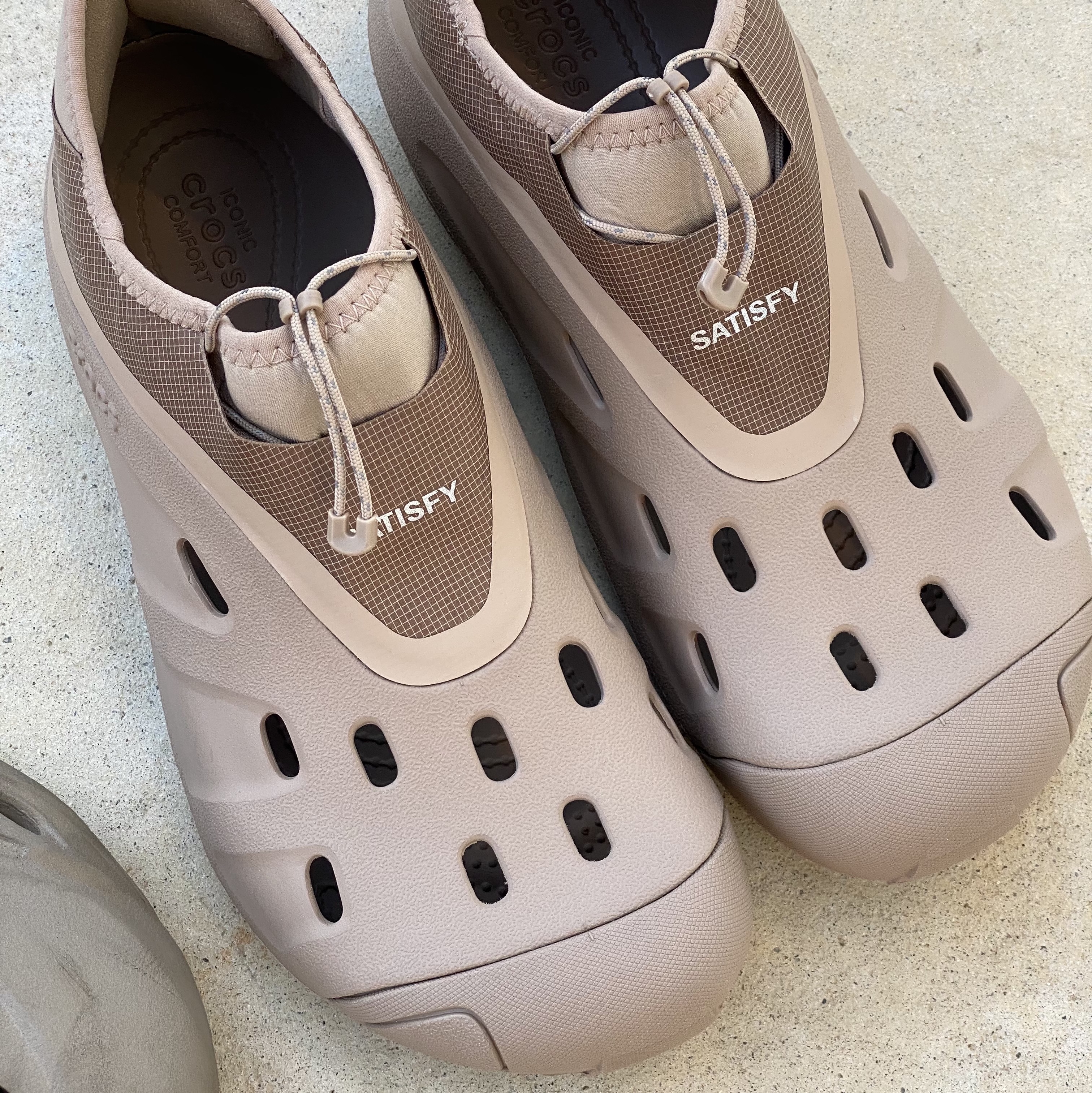 Crocs x Satisfy Quick Trail Low Brown 착용 스타일 - 1