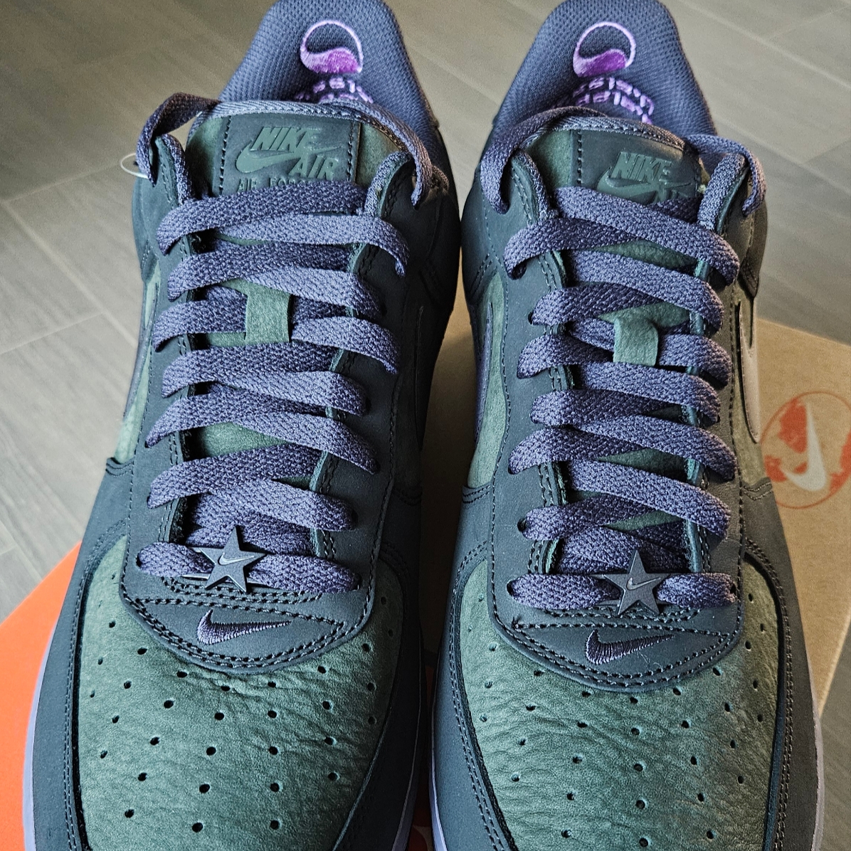 Nike Air Force 1 Retro Seoul Black and Sequoia 착용 스타일 - 2