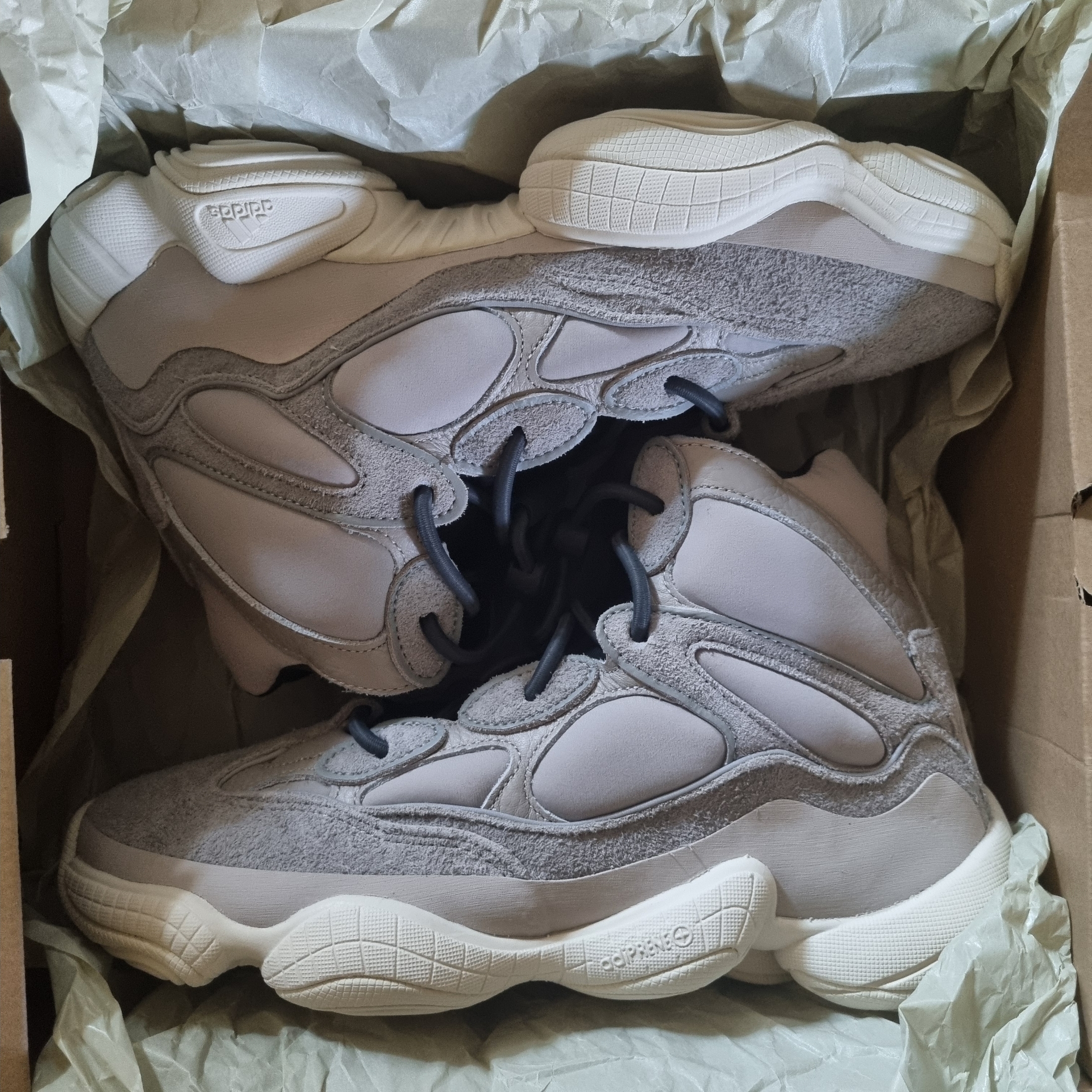 Adidas Yeezy 500 High Mist Stone 착용 스타일