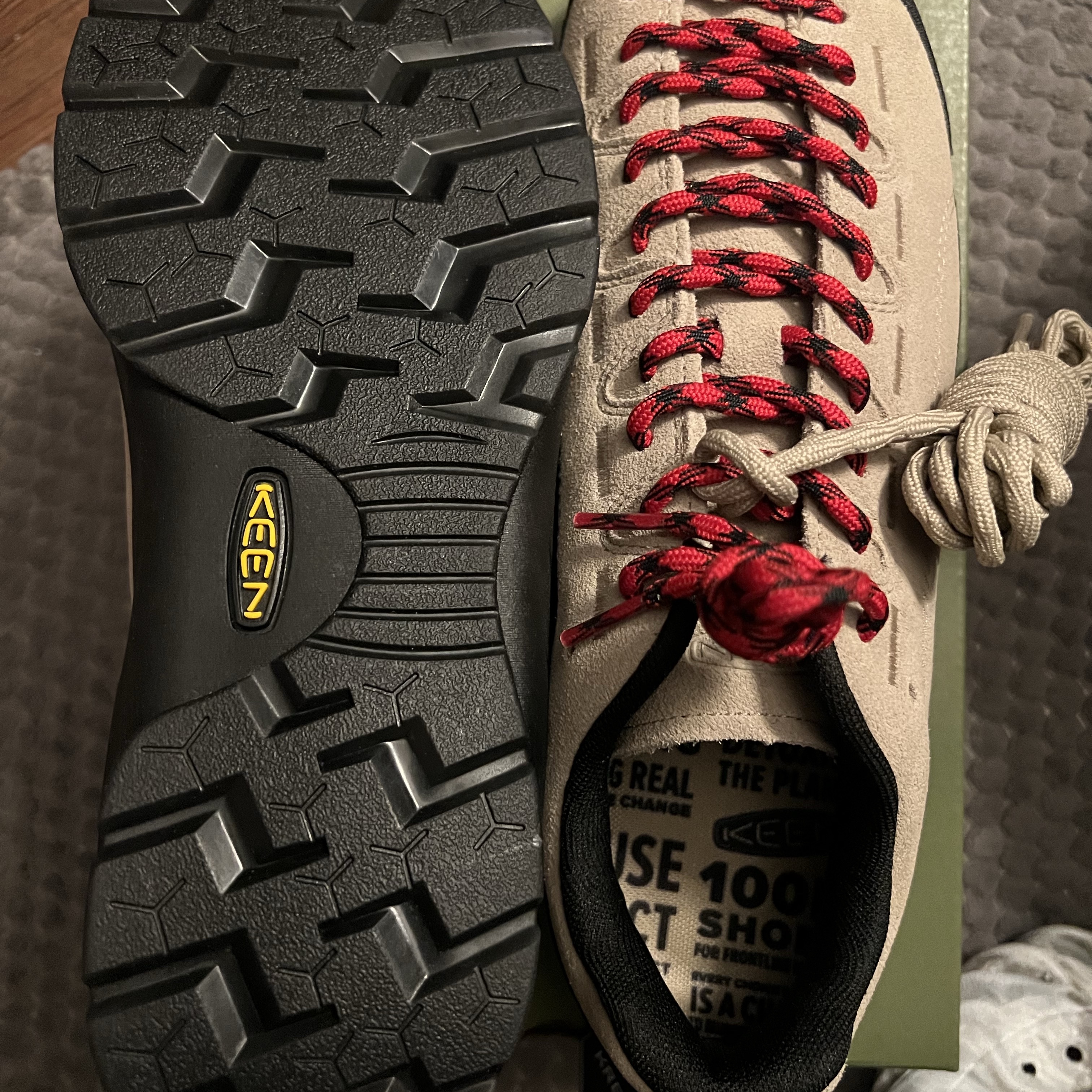Keen Jasper Suede Sneakers Silver Mink 착용 스타일