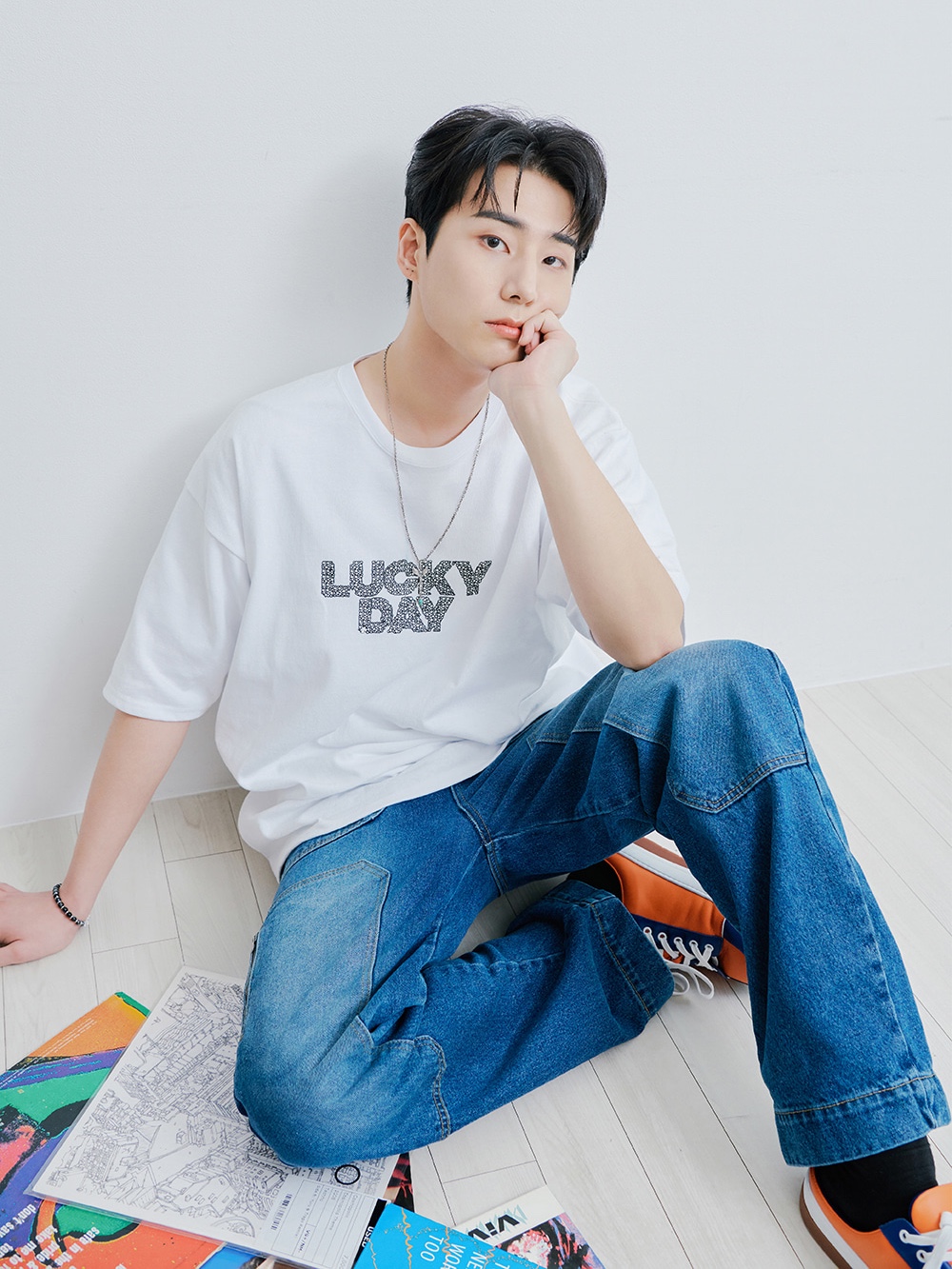RDVZ Lucky Day Clover T-shirt White 착용 스타일 - 2