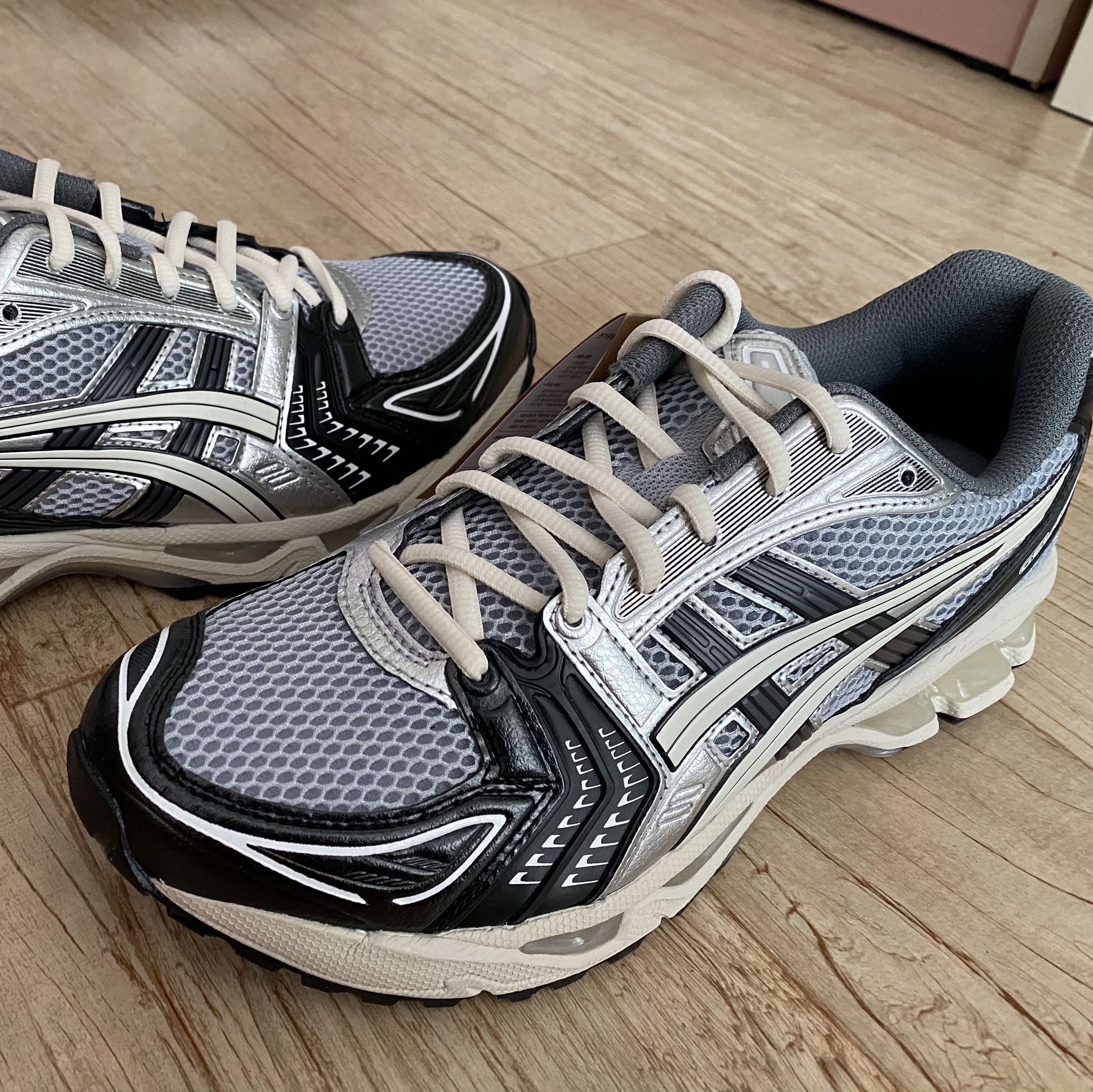 Asics Gel-Kayano 14 Black Glacier Grey 착용 스타일