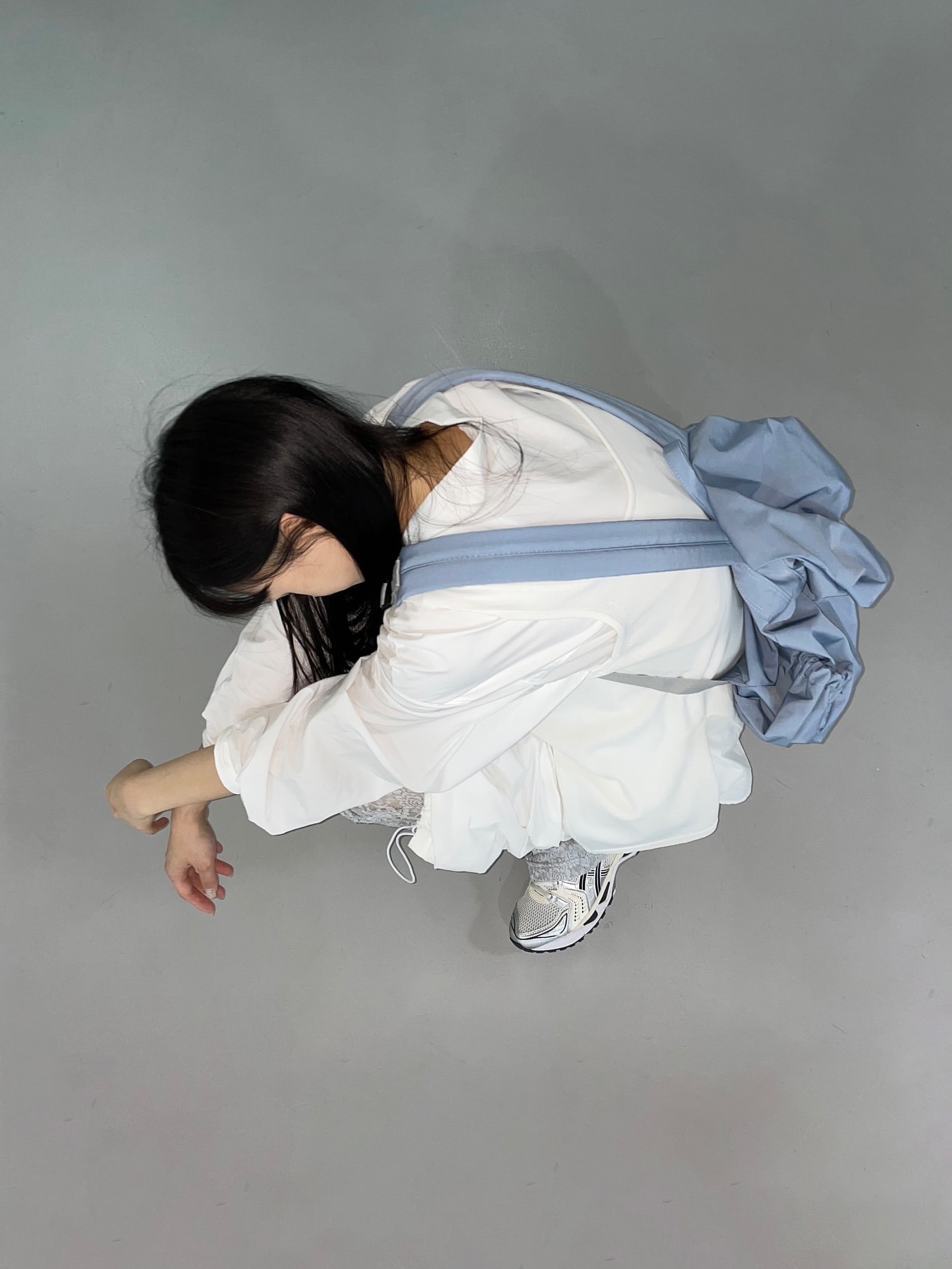 ACOC Blooming Backpack Ice Blue 착용 스타일 - 5