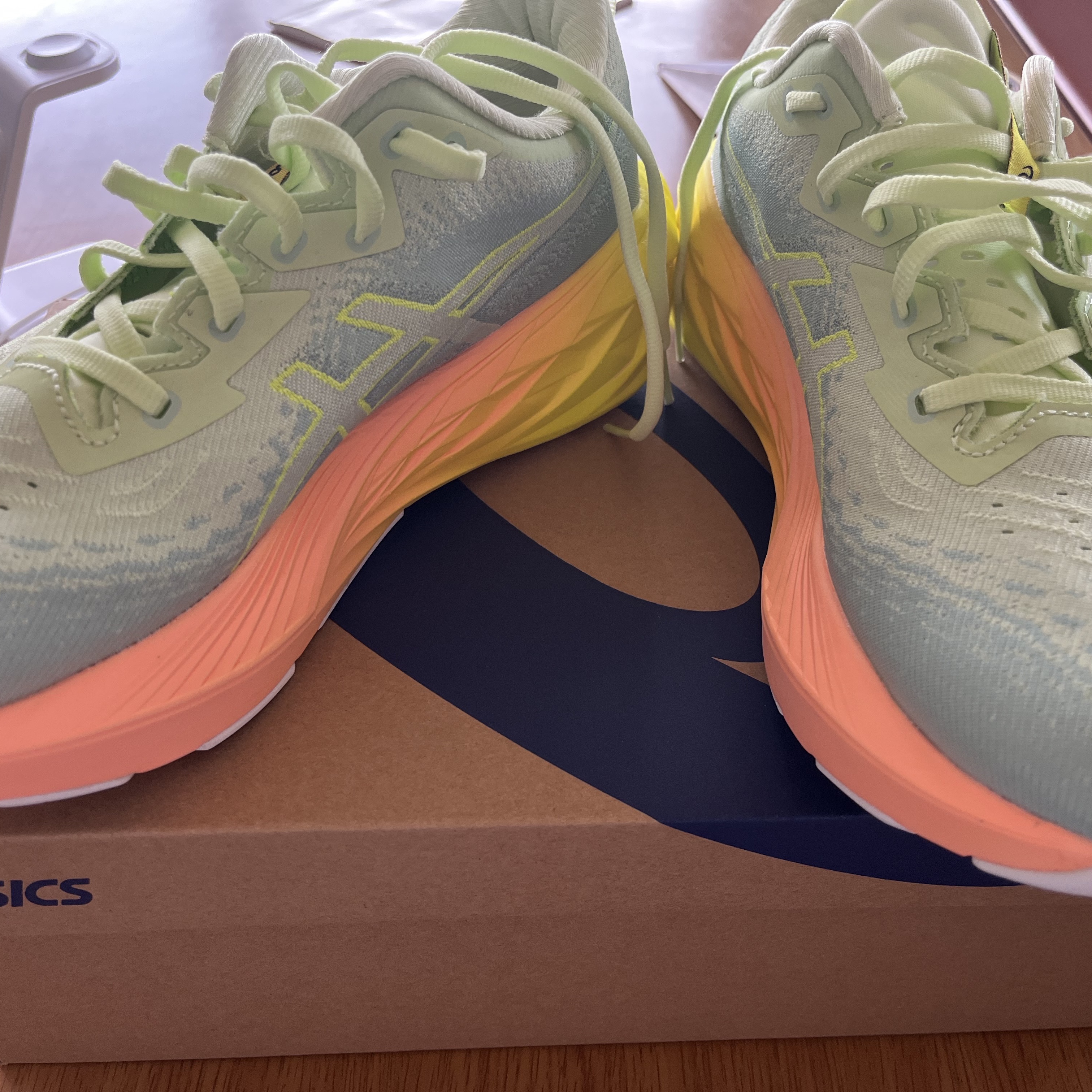 Asics Novablast 4 Cool Matcha Safety Yellow 착용 스타일