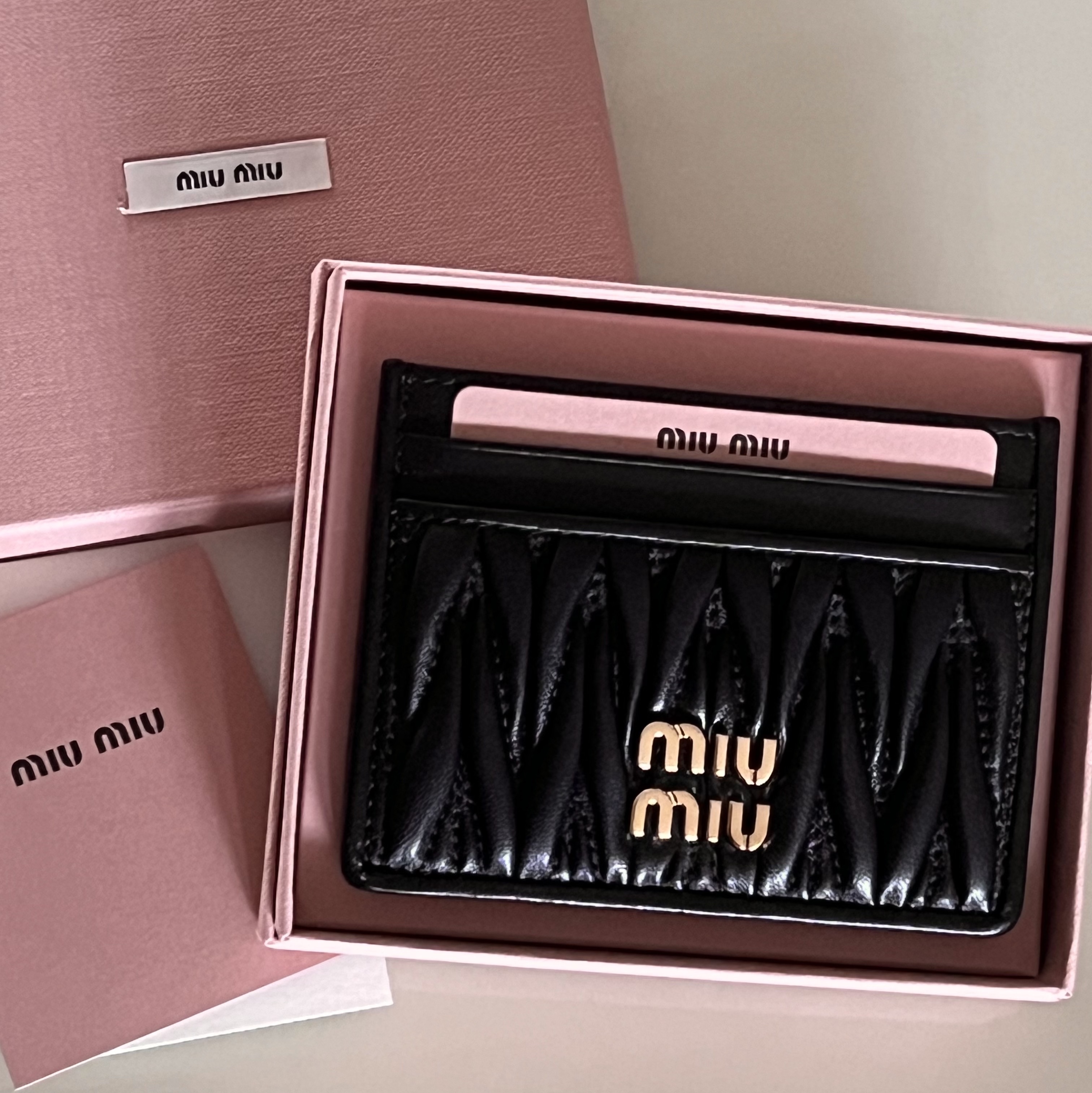 Miu Miu Matelasse Nappa Leather Card Holder Black 착용 스타일