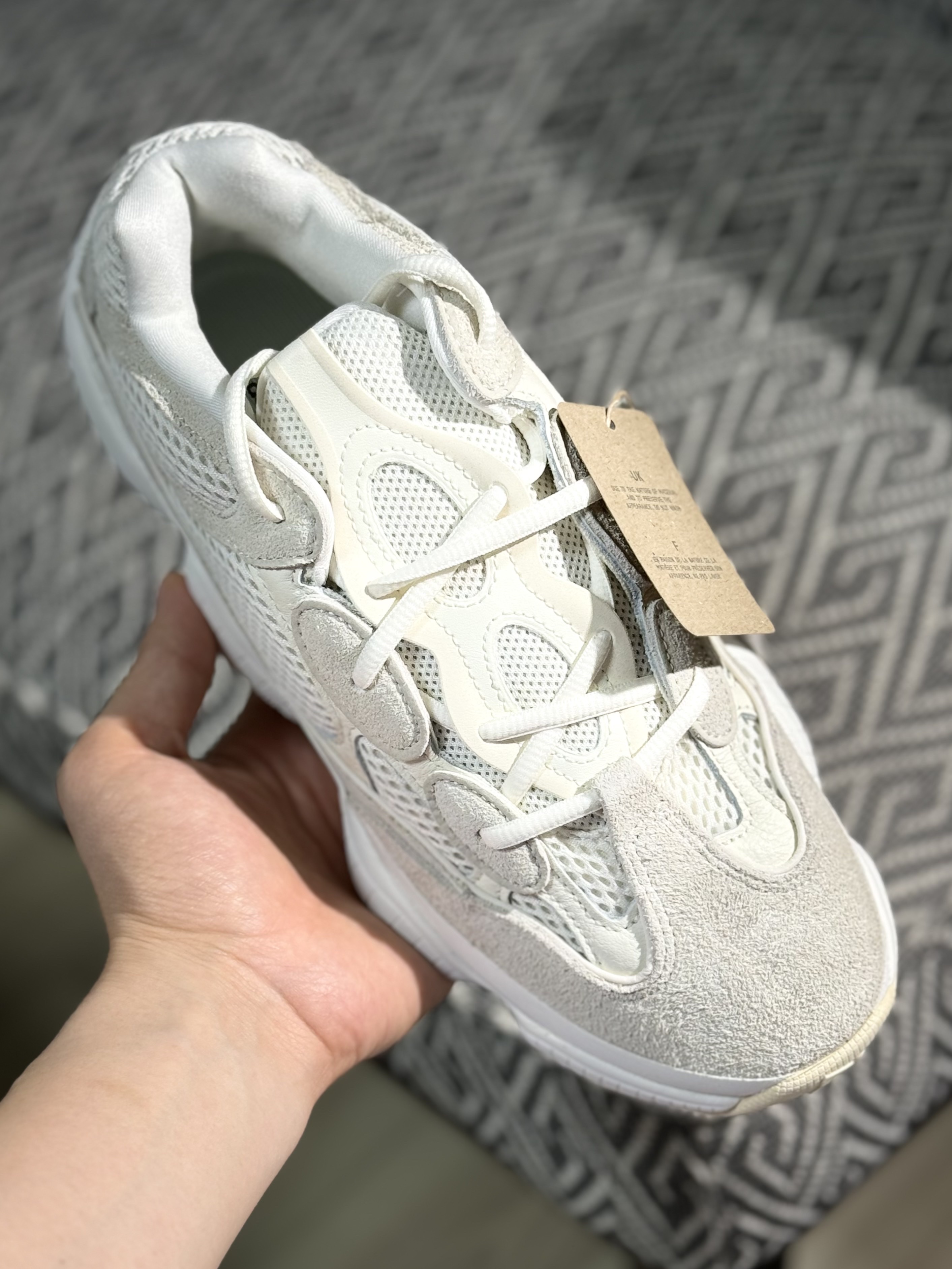 Adidas Yeezy 500 Bone White 착용 스타일