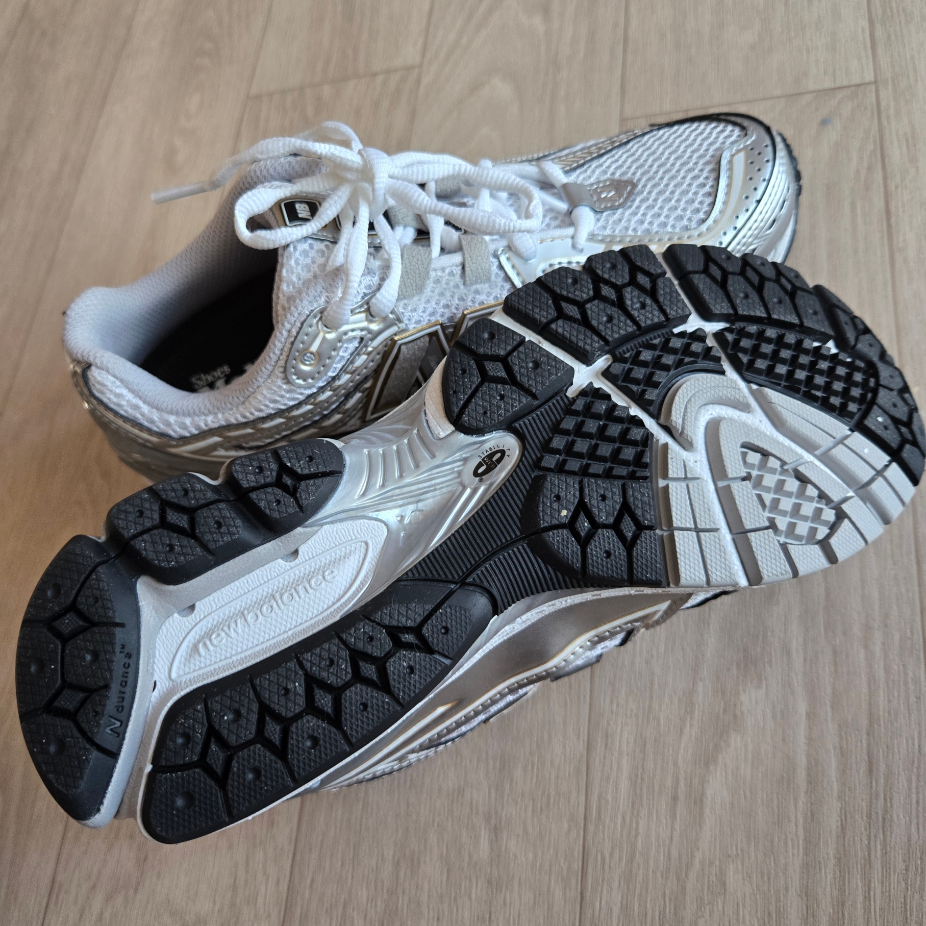 New Balance 1906R White Metallic Silver 착용 스타일 - 2