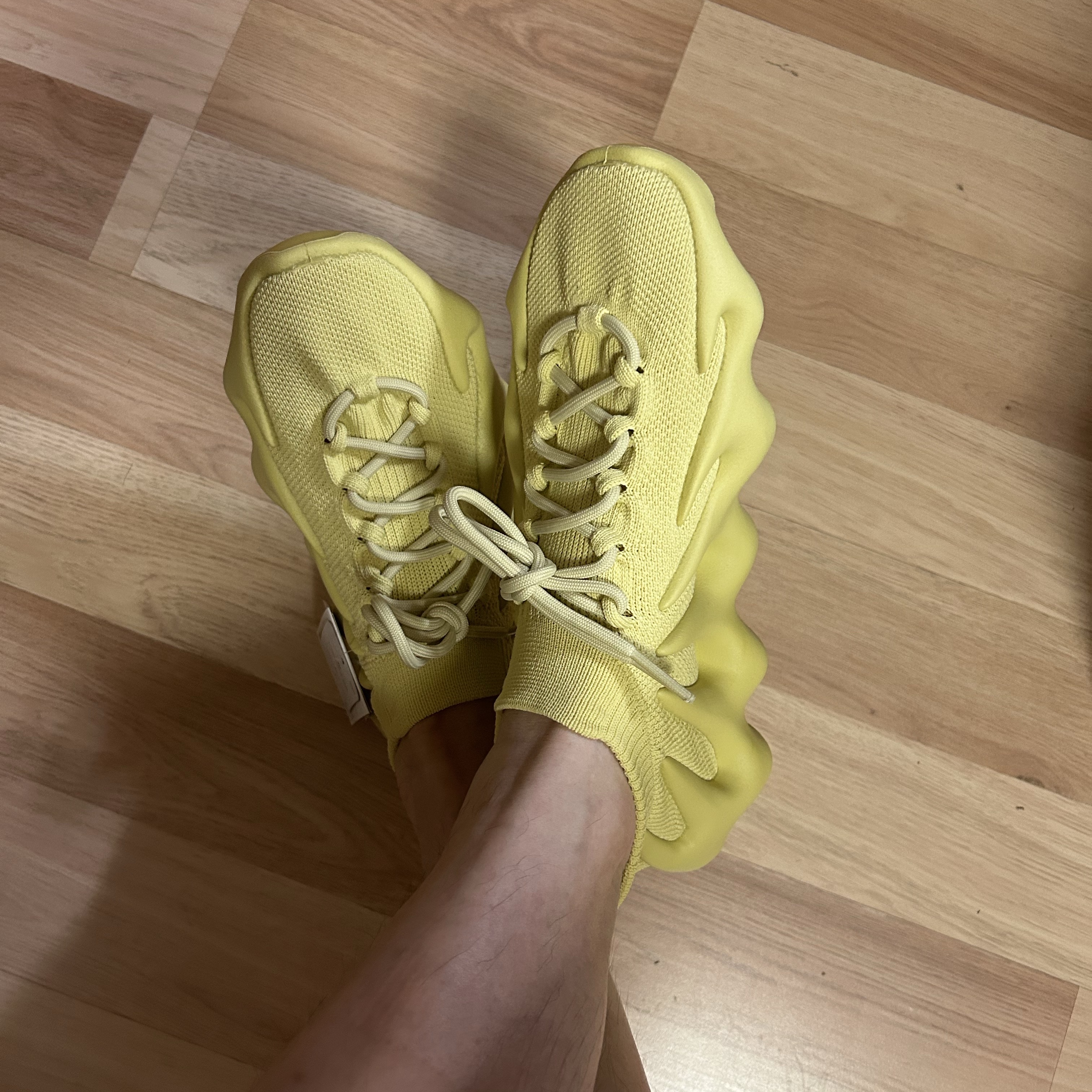 Adidas Yeezy 450 Sulfur 착용 스타일 - 5