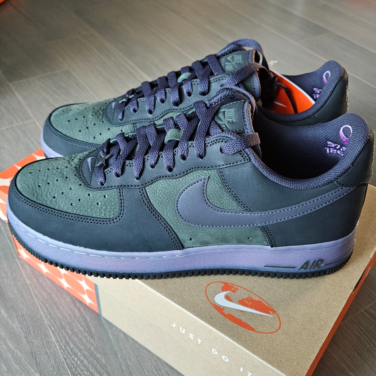 Nike Air Force 1 Retro Seoul Black and Sequoia 착용 스타일 - 1