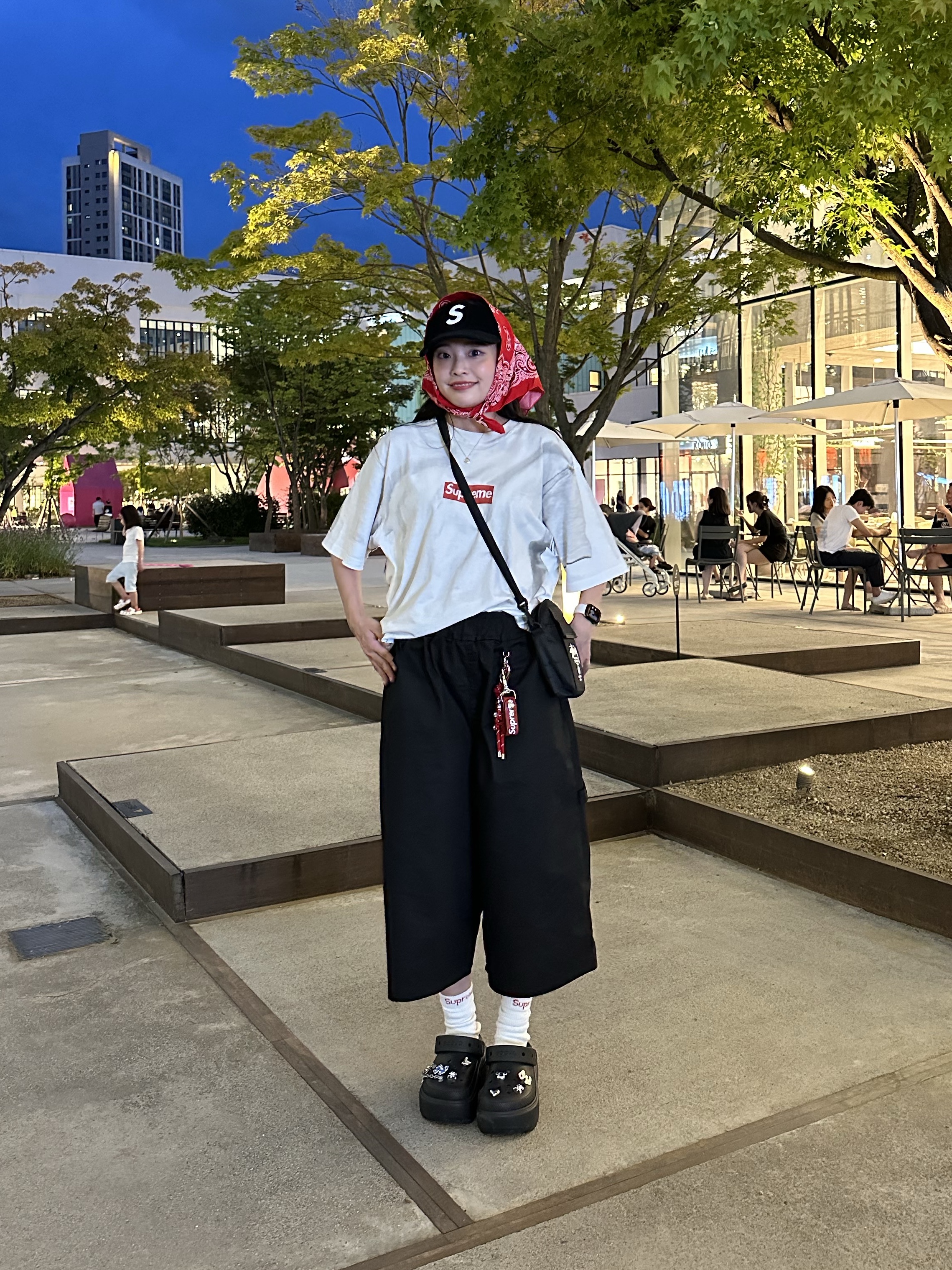 Supreme x MM6 Maison Margiela Box Logo T-Shirt White - 24SS, Crocs Stomp Clog Black 착용 스타일 - 1