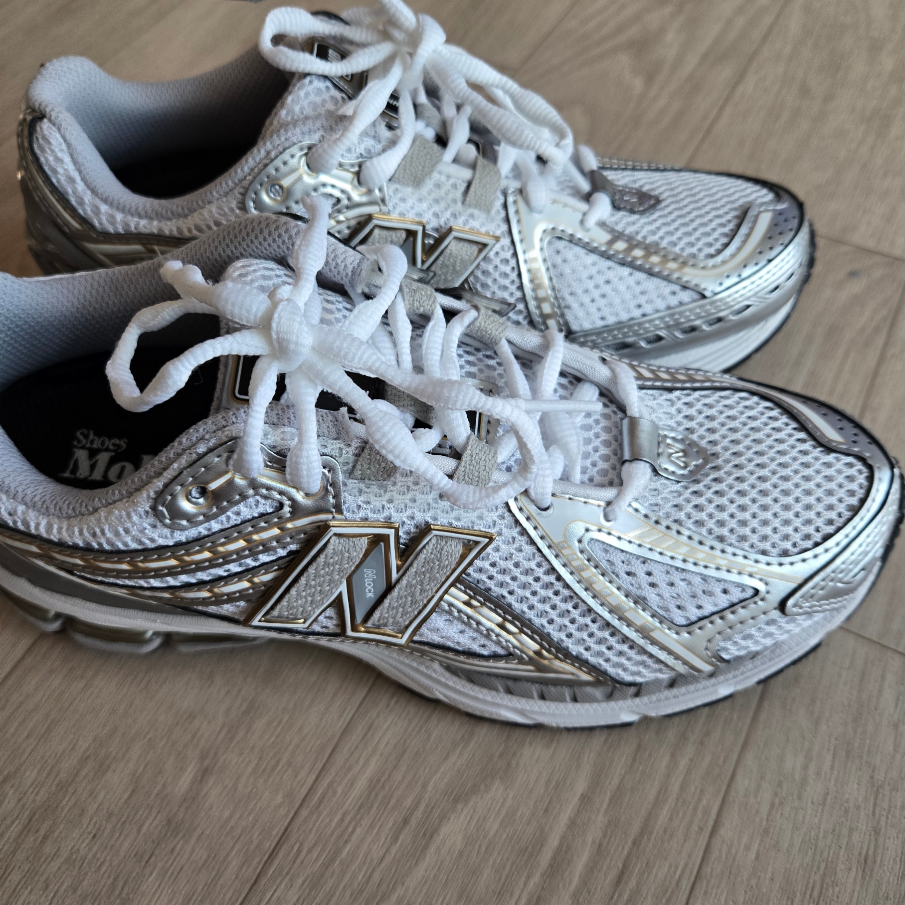 New Balance 1906R White Metallic Silver 착용 스타일 - 3