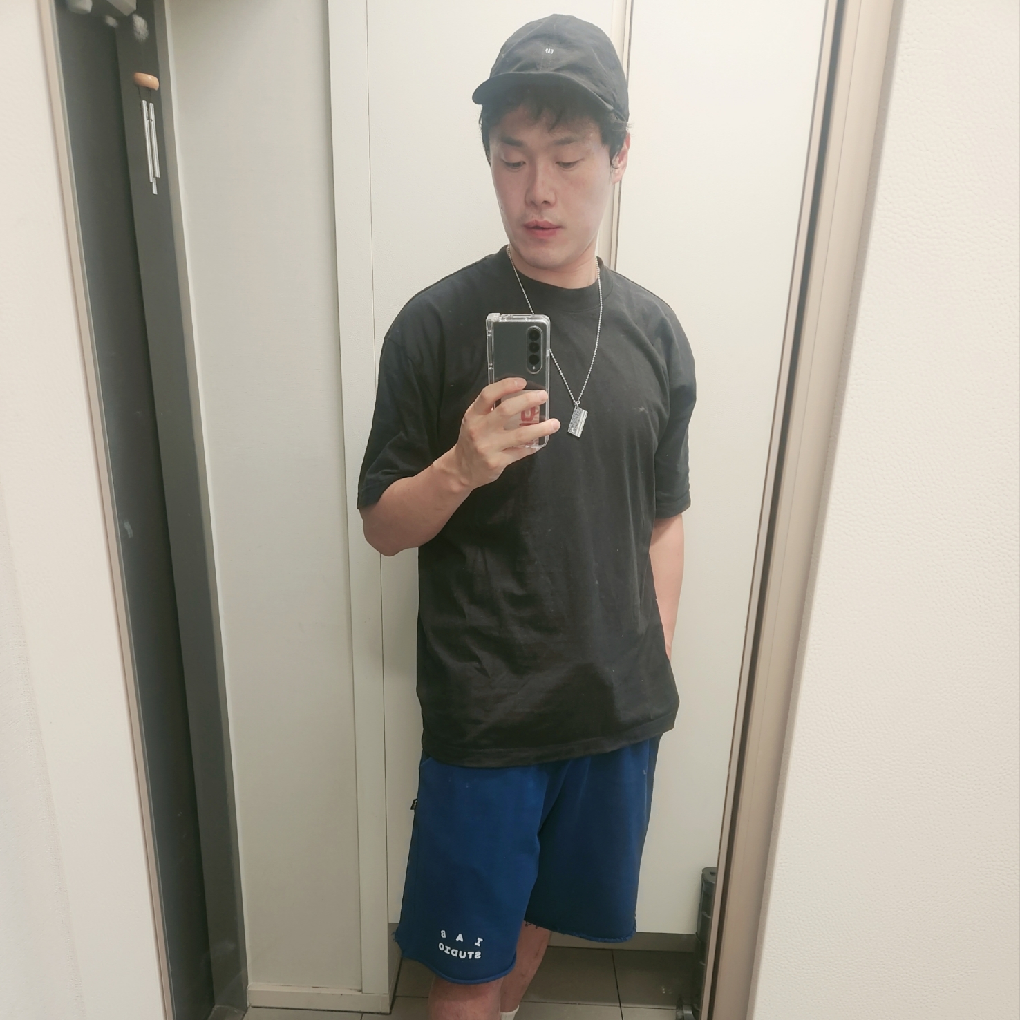 Yeezy YZY Short Sleeve T-Shirt Black, IAB Studio Heavy Sweatshorts Navy - 23FW 착용 스타일 - 1
