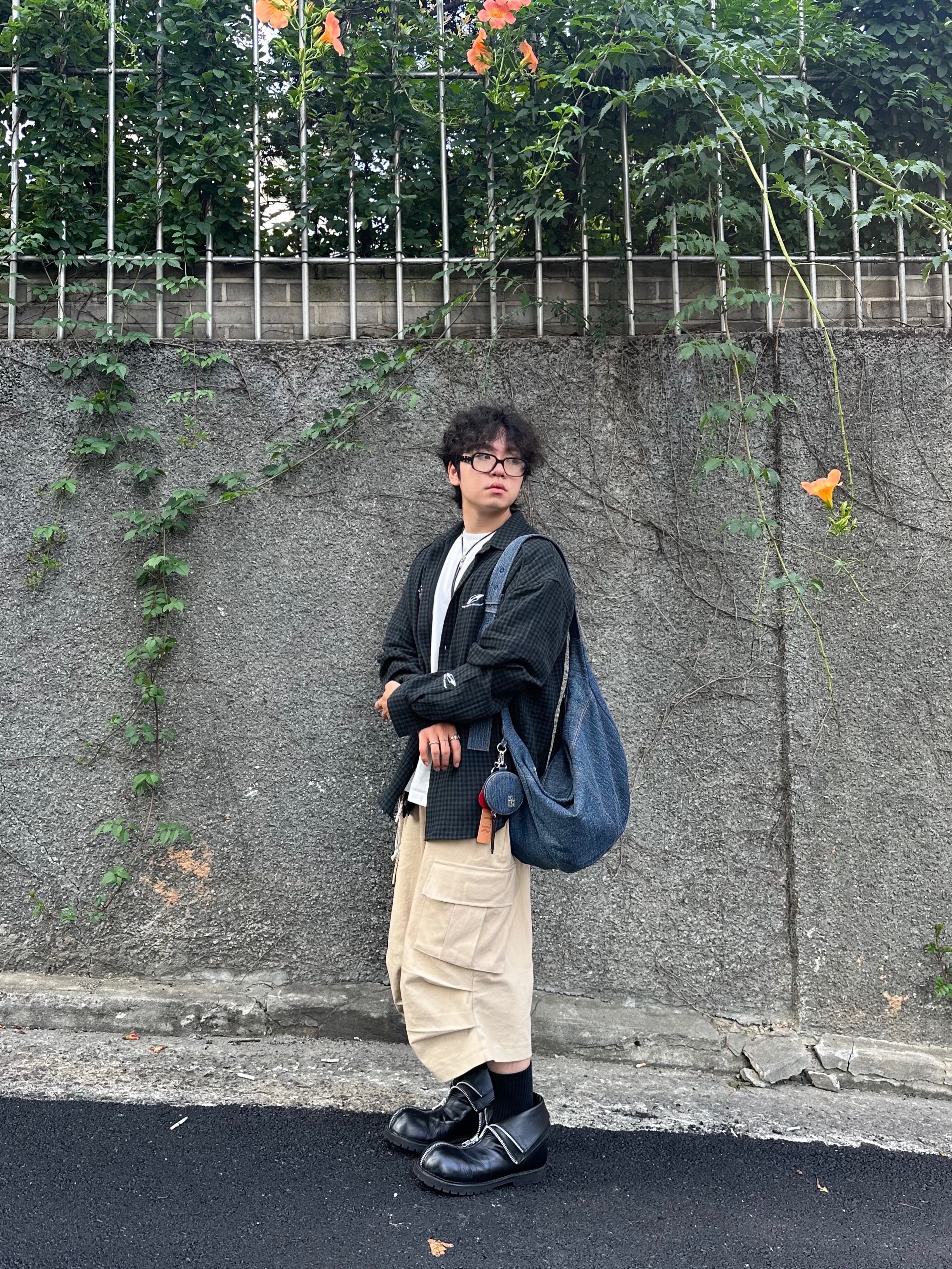 Gentle Monster x Maison Margiela MM114 Black Clear, Nonnod Side Cargo Shorts Beige 착용 스타일 - 3