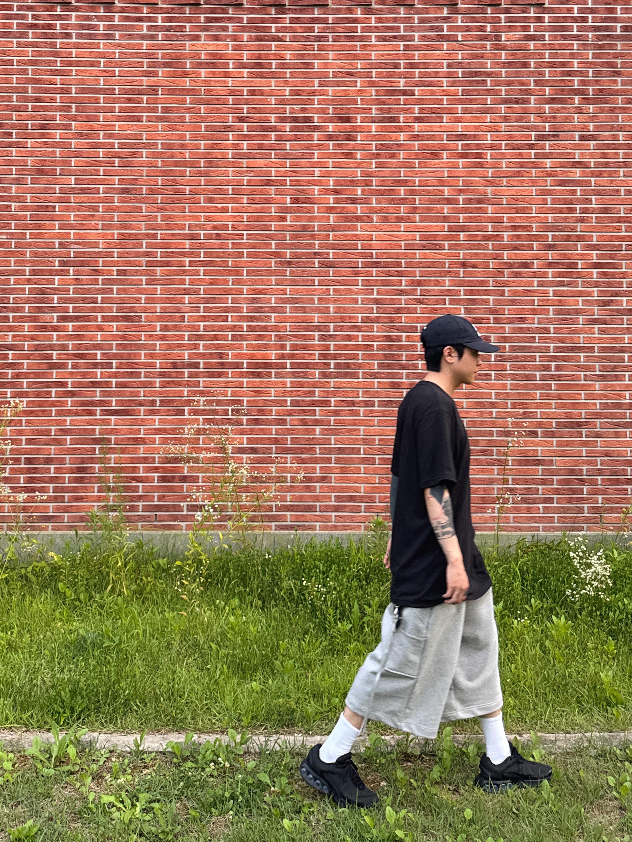Supreme Box Logo T-Shirt Black - 23FW, Supreme Seersucker S Logo 6-Panel Black - 24SS 착용 스타일 - 3