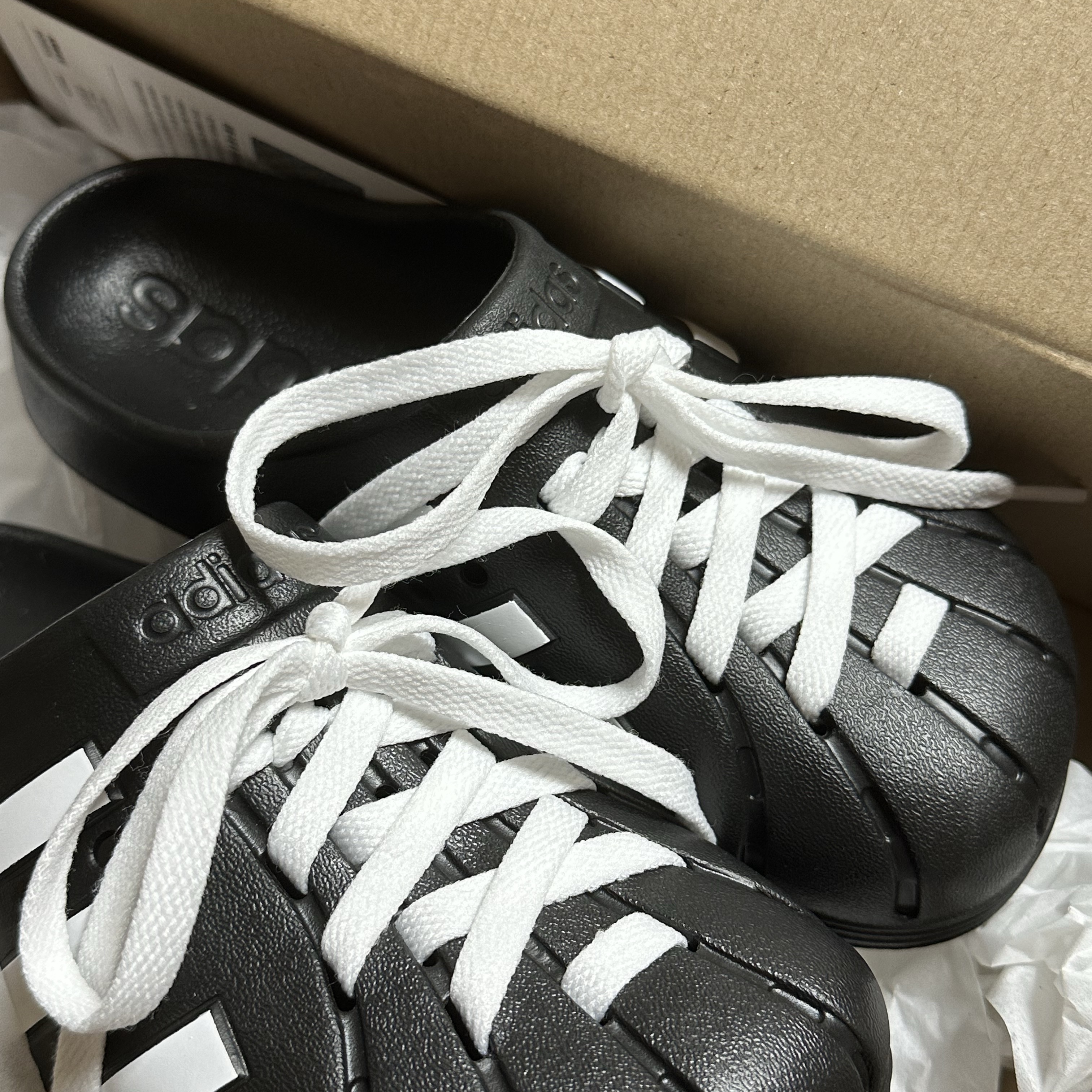 Adidas Adilette Clog Black White 착용 스타일