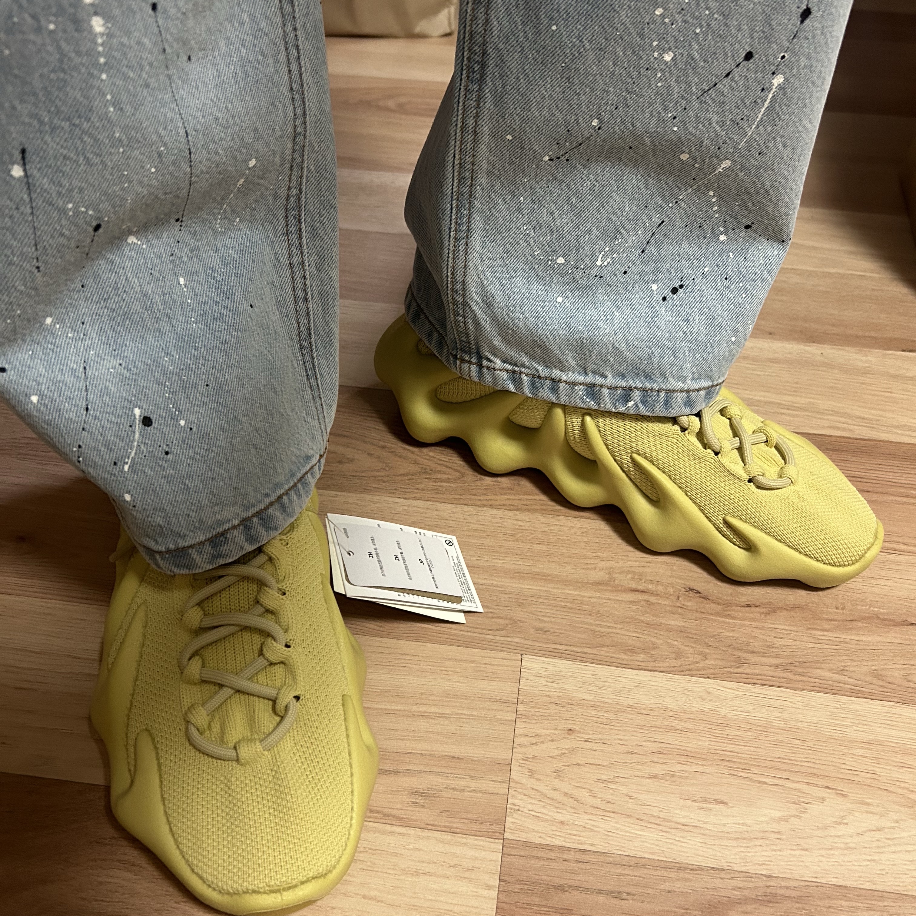 Adidas Yeezy 450 Sulfur 착용 스타일 - 2
