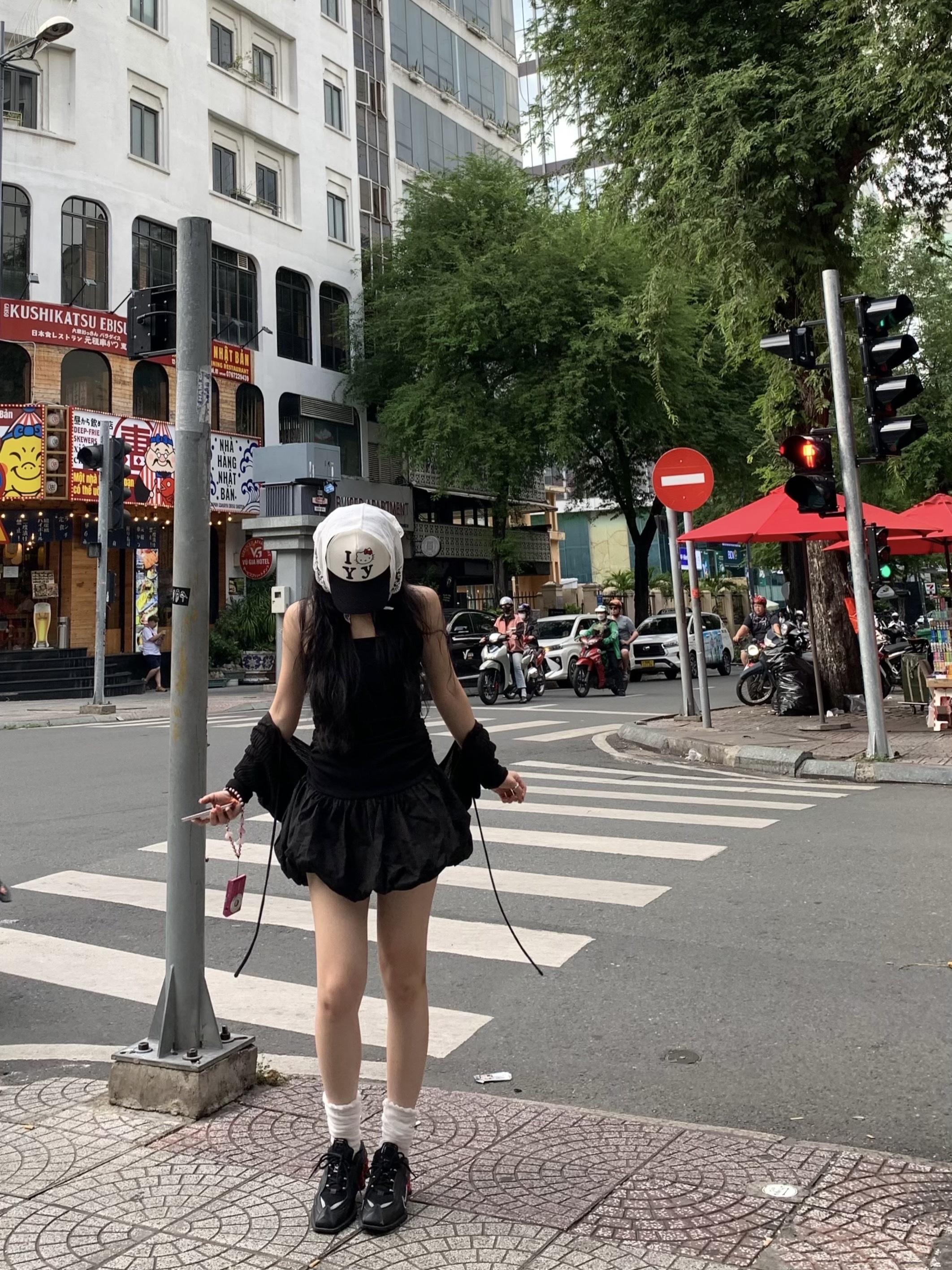 Open Yy x Hello Kitty Trucker Cap Black, Nike x Martine Rose Shox MR4 Black 착용 스타일 - 2