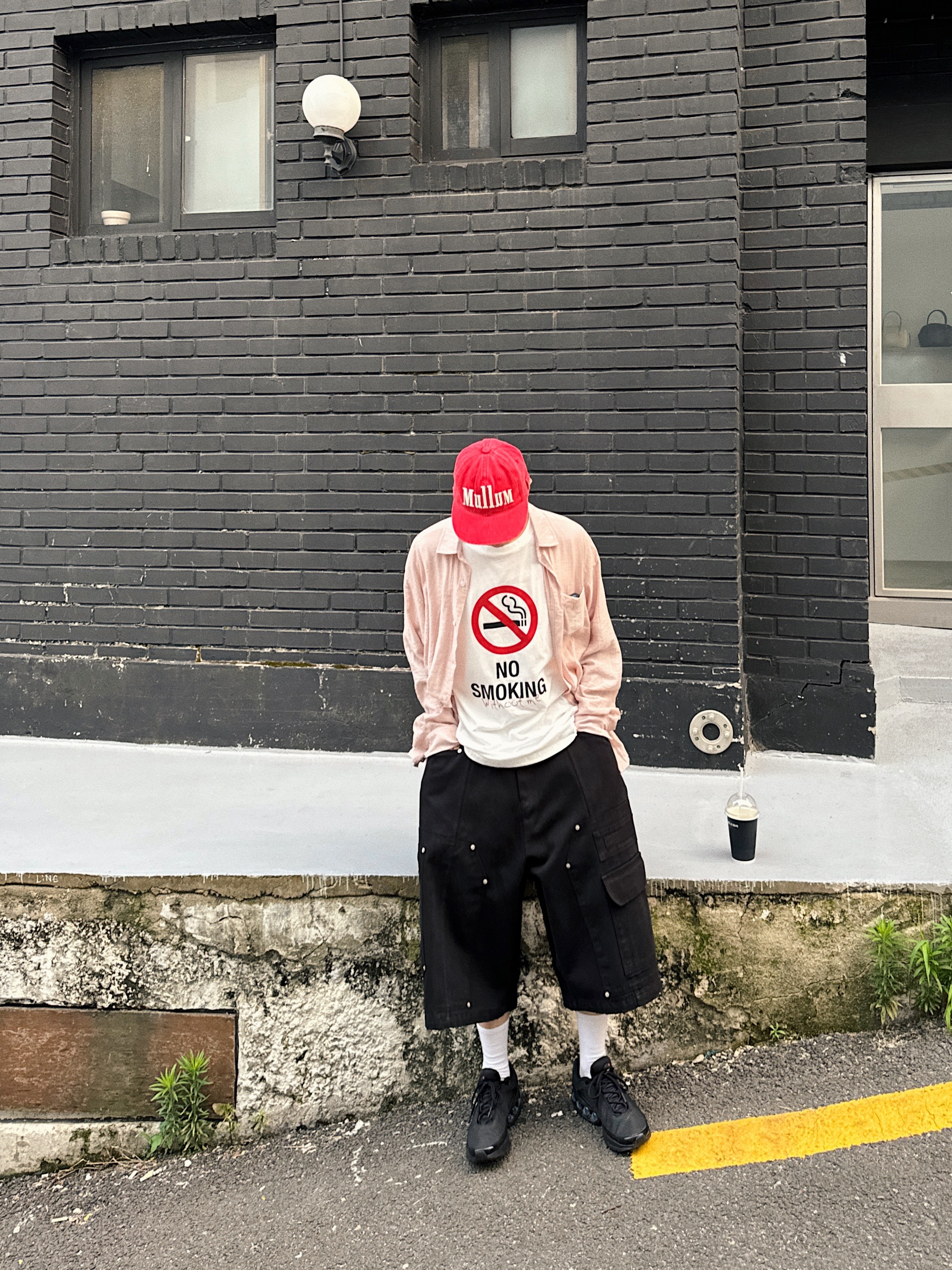 Project G/R Membership Meme No Smoking Without Me T-Shirt White, Nos Couleurs x Koin Rivet Carpenter Shorts Black 착용 스타일 - 3