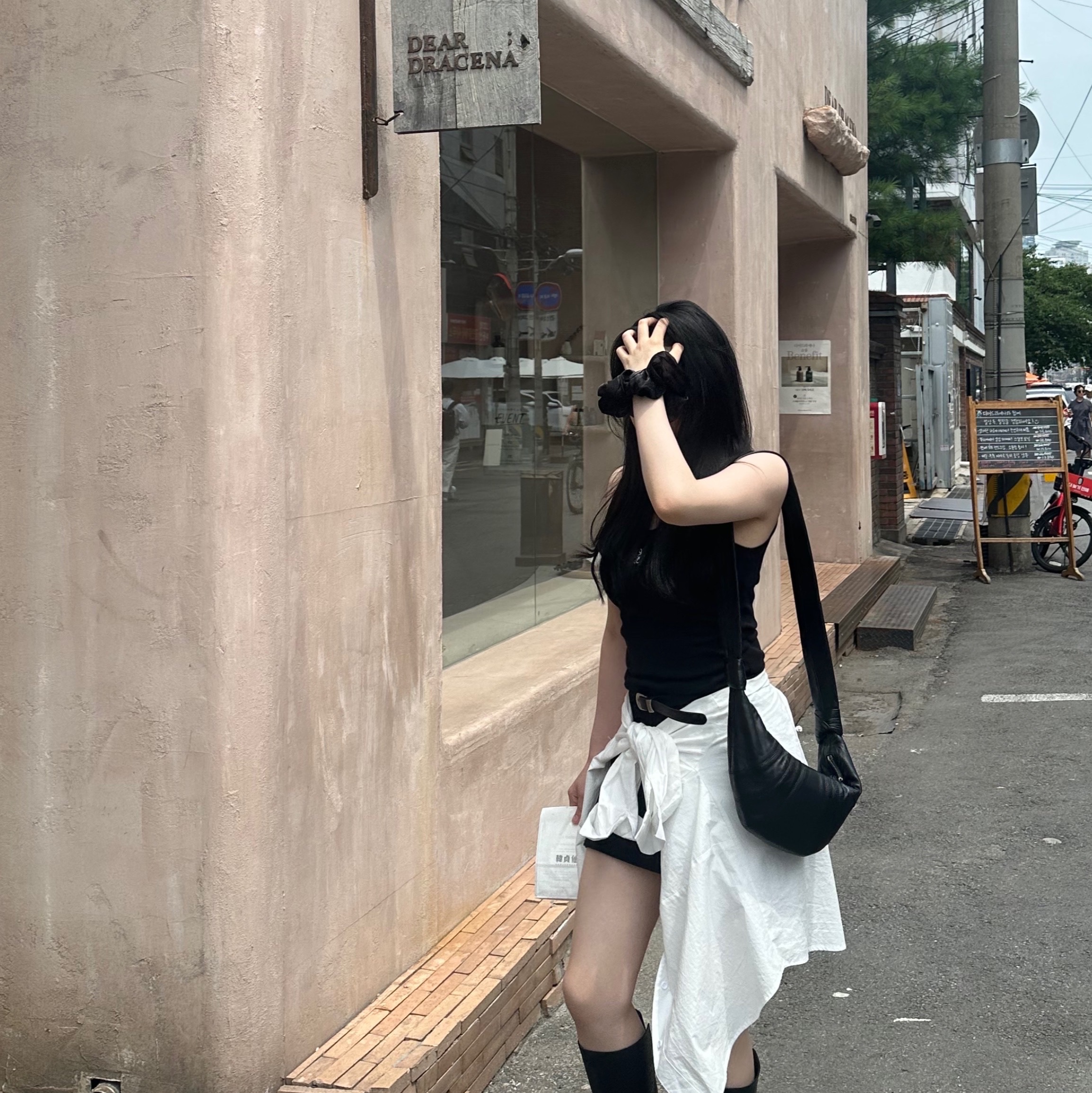Loewe Anagram Tank Top Black, Lemaire Small Croissant Bag Soft Nappa Leather Black 착용 스타일