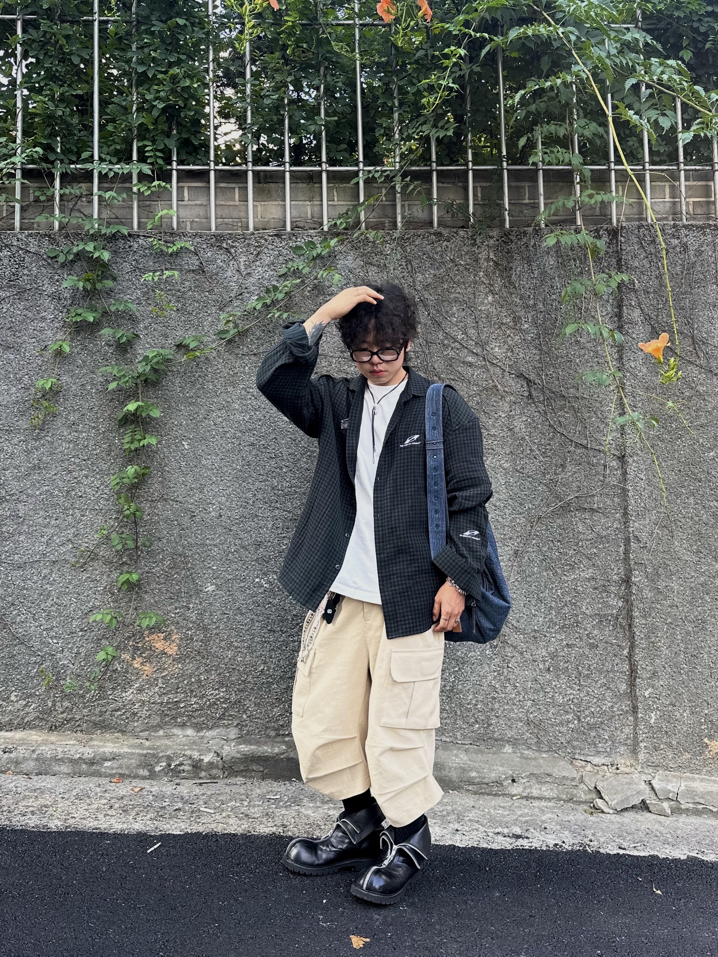 Gentle Monster x Maison Margiela MM114 Black Clear, Nonnod Side Cargo Shorts Beige 착용 스타일 - 2