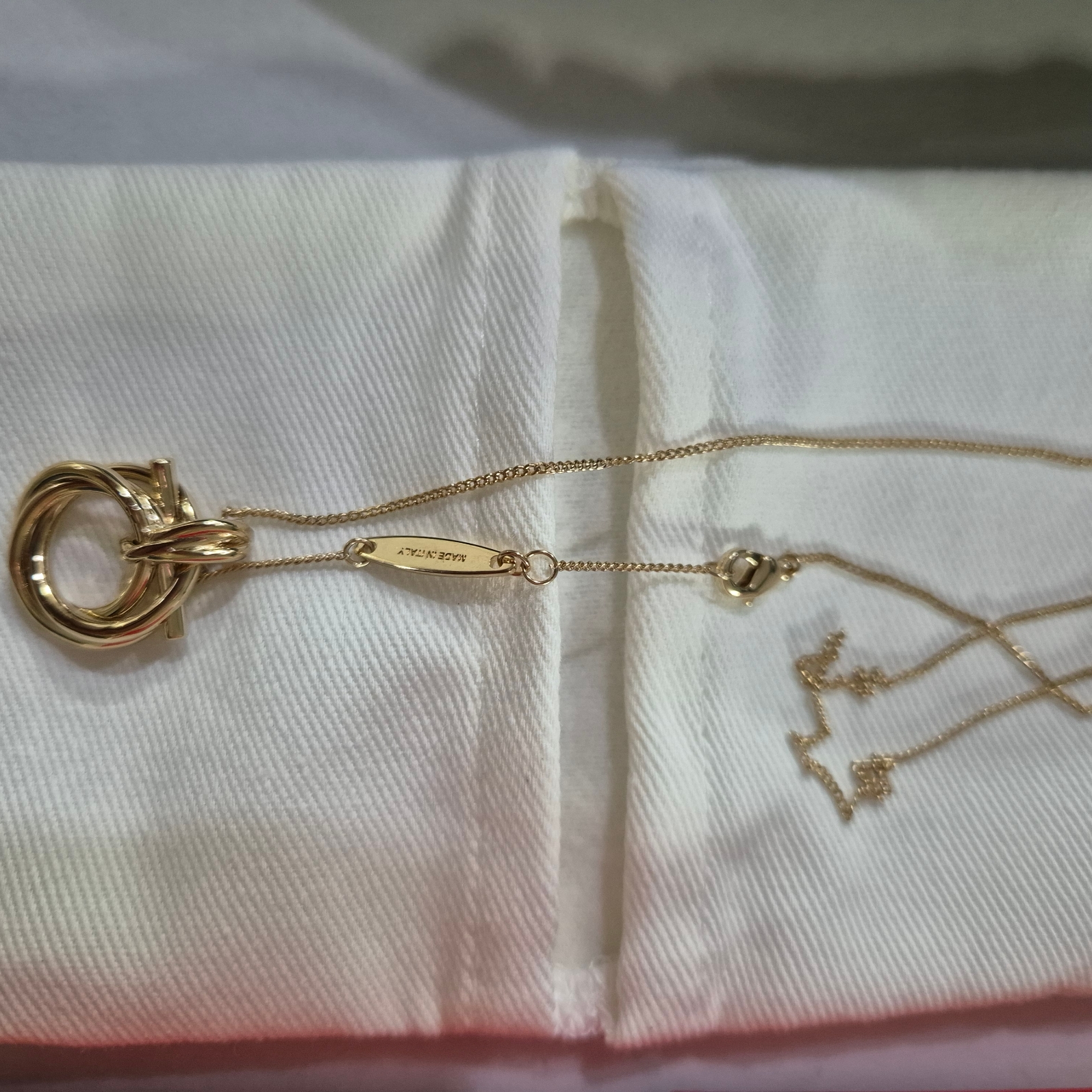 (W) Ferragamo Gancini Pendant Necklace Brass & Gold 착용 스타일 - 1