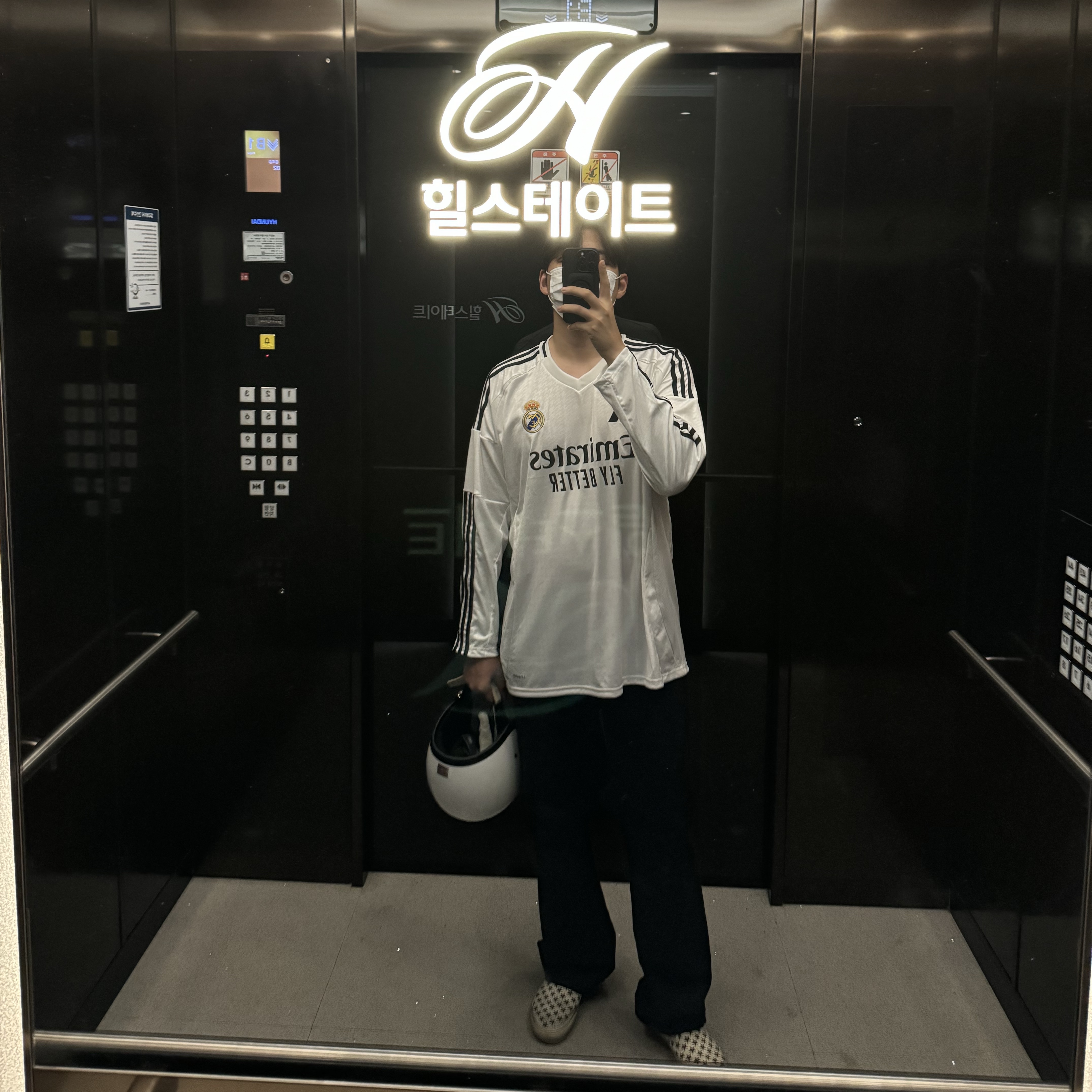Adidas Real Madrid 2024/25 Home Long Sleeve Jersey White - KR Sizing (Non Marking Ver.), Vans Vault x Bianca Chandon Classic Slip-On LX Stressed Black White 착용 스타일