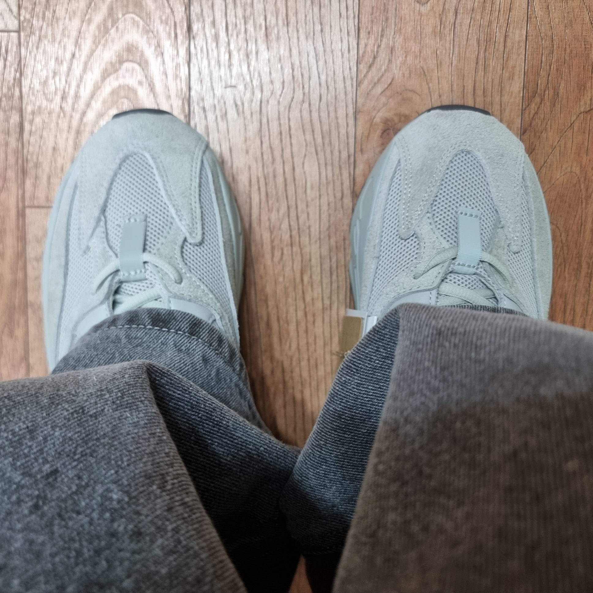 Adidas Yeezy Boost 700 Salt 2023 착용 스타일 - 1