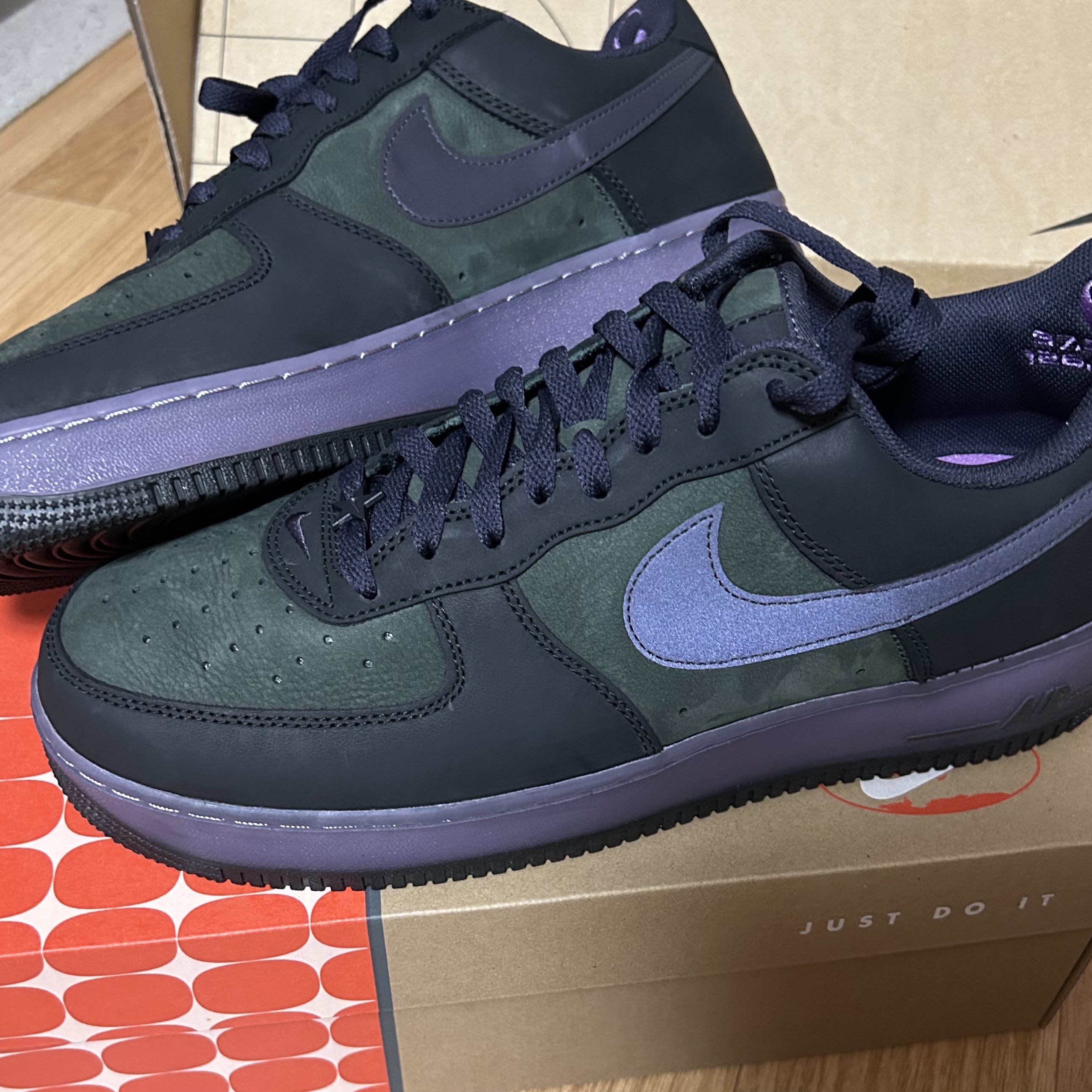 Nike Air Force 1 Retro Seoul Black and Sequoia 착용 스타일