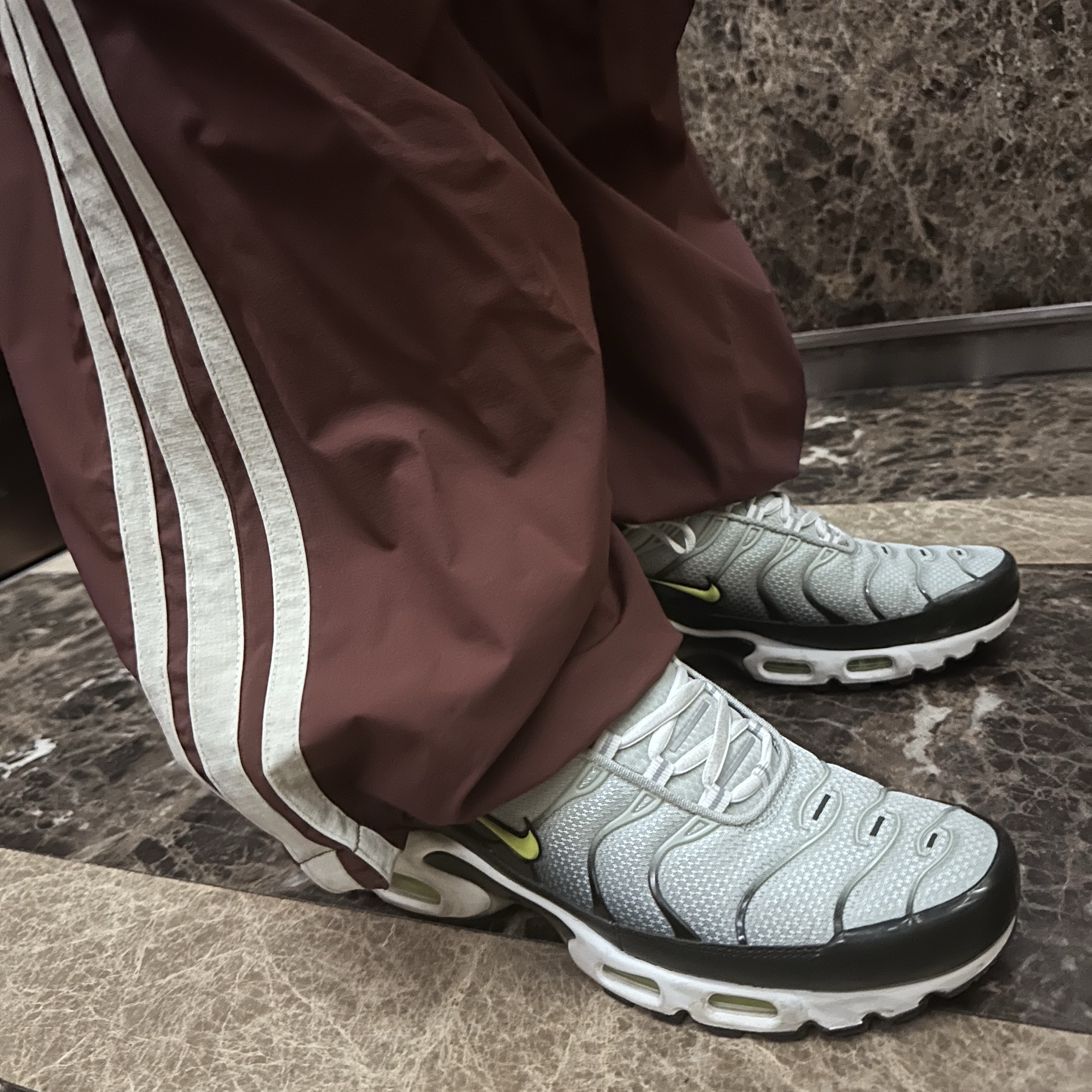 Nike Air Max Plus Black Bright Cactus 착용 스타일 - 3