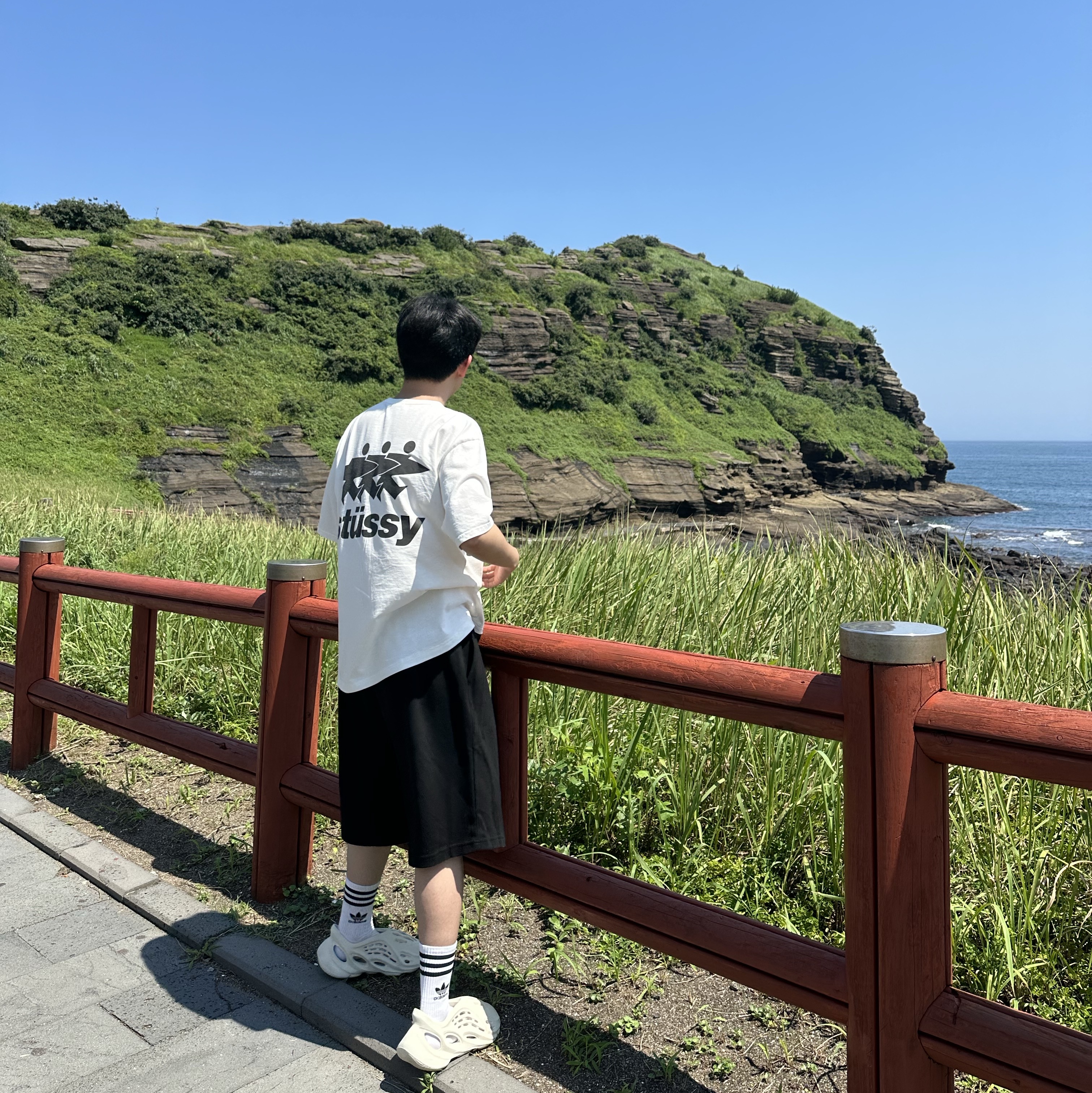 Stussy Surfwalk Pigment Dyed T-Shirt Natural, Adidas Yeezy Foam RNNR Sand 착용 스타일