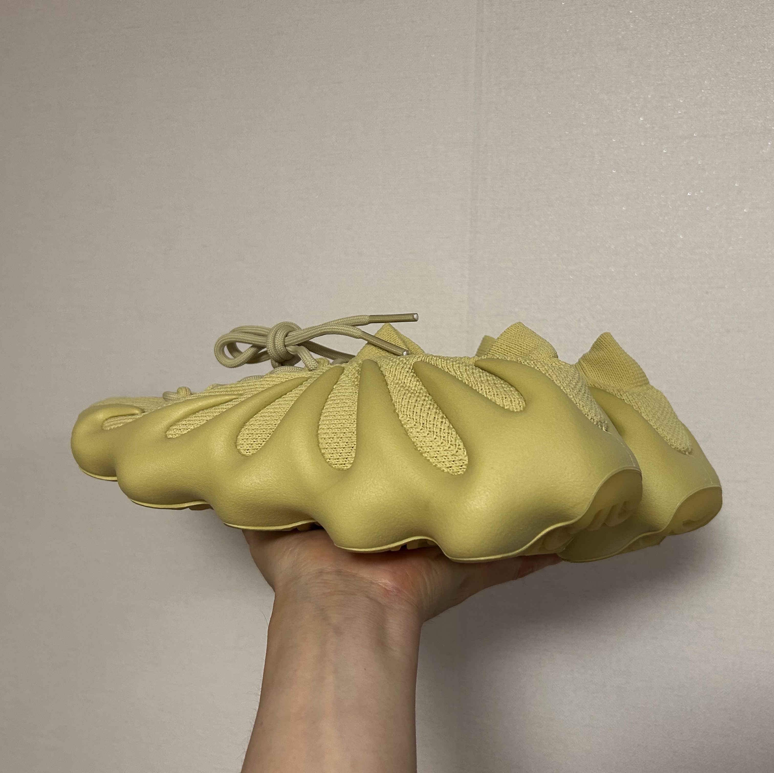 Adidas Yeezy 450 Sulfur 착용 스타일 - 3