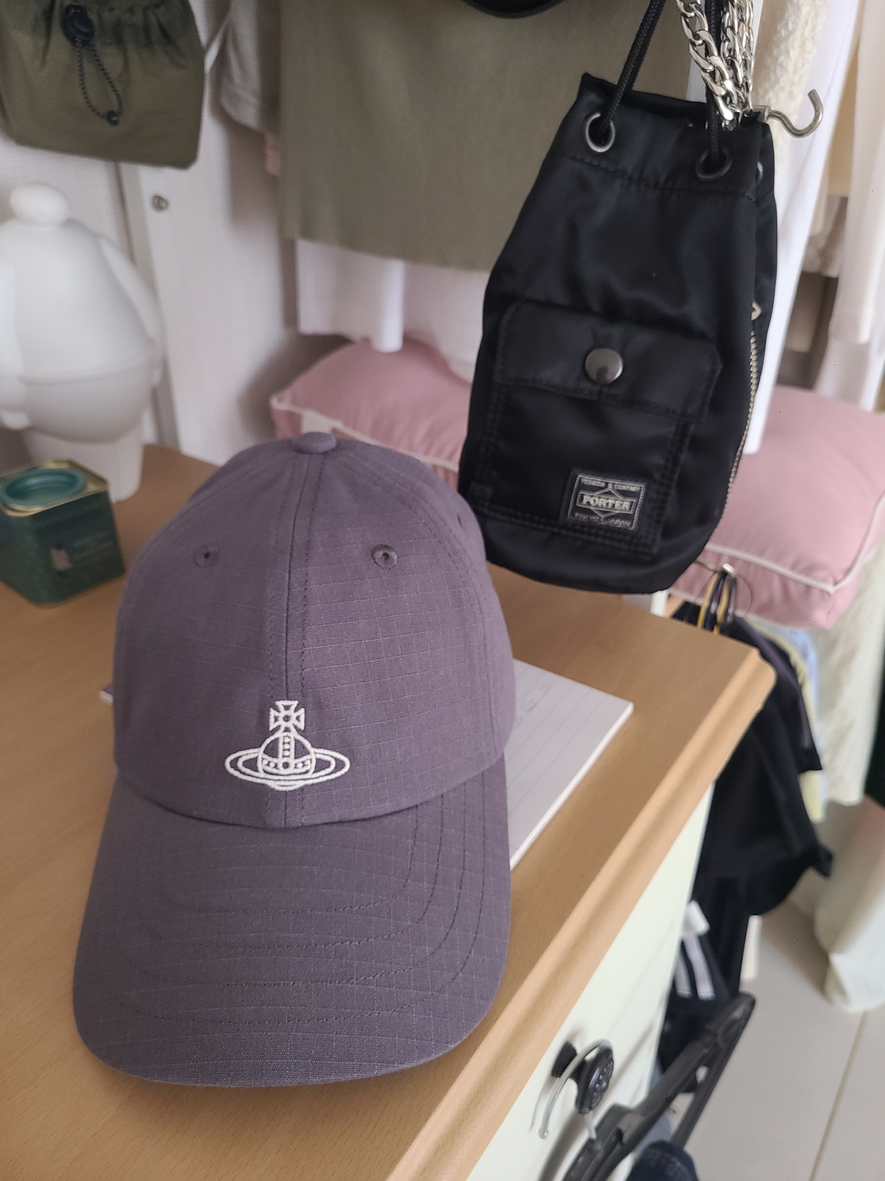 Porter Howl Bonsac Mini Black, Vivienne Westwood London Ripstop Cap Grey 착용 스타일