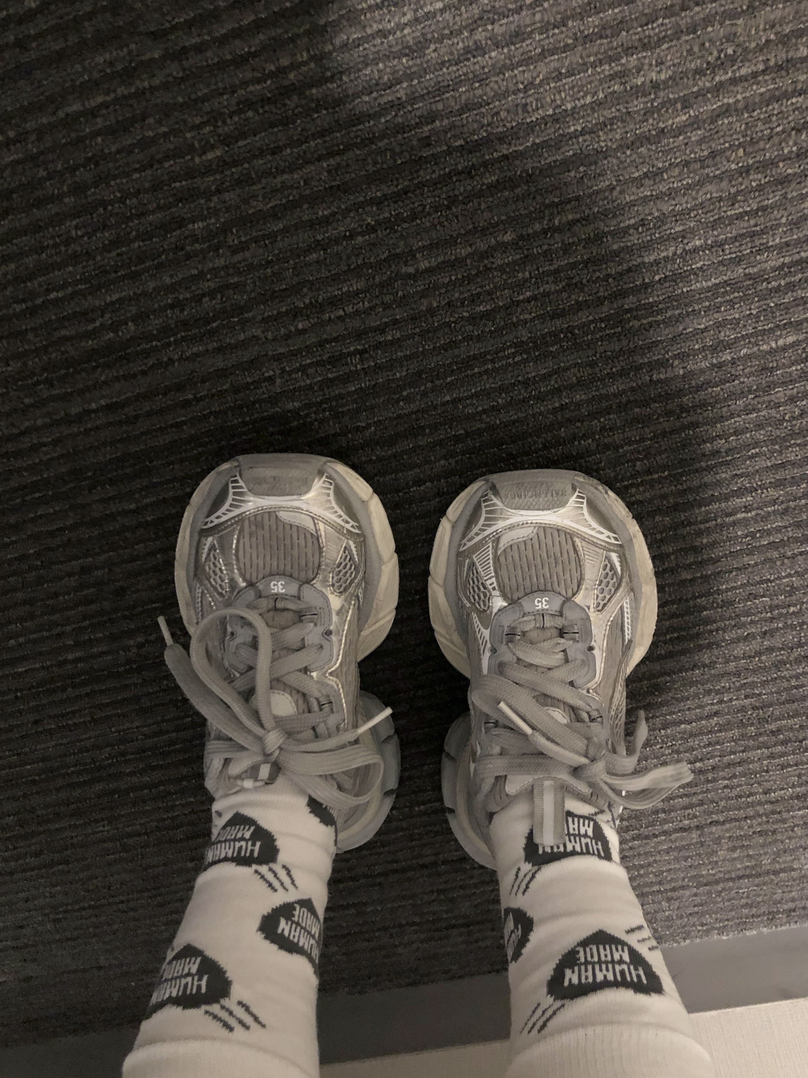 Balenciaga 3XL Sneakers Beige 착용 스타일