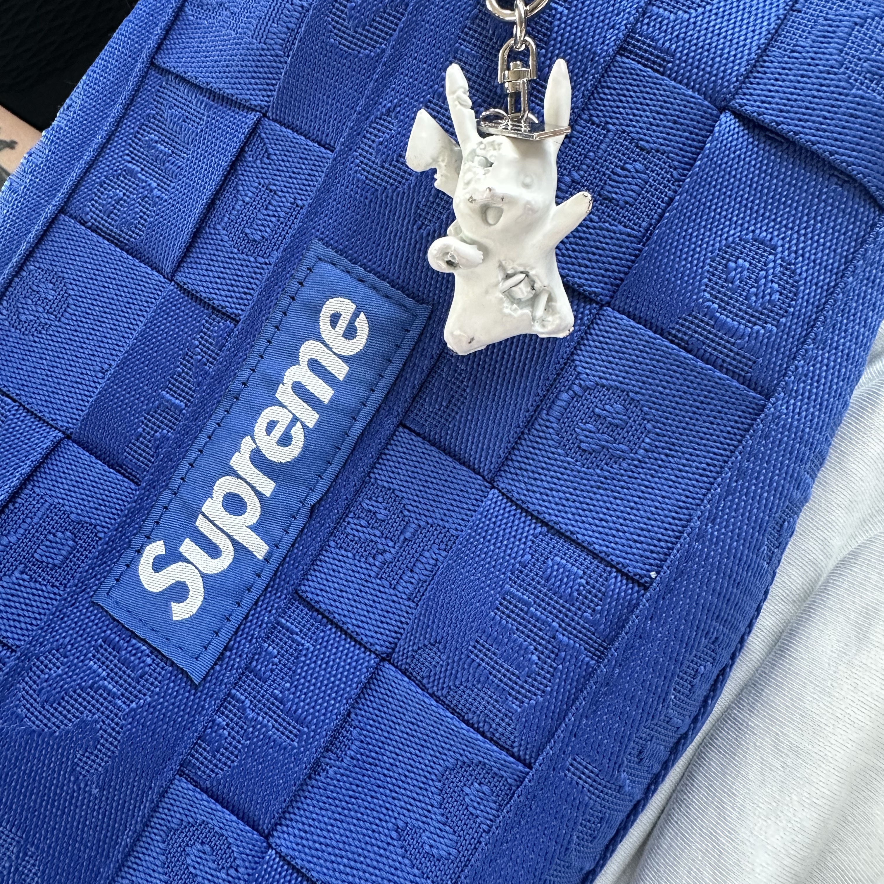 Daniel Arsham x Pokemon x 2G Tokyo Crystalized Pikachu Keychain 착용 스타일