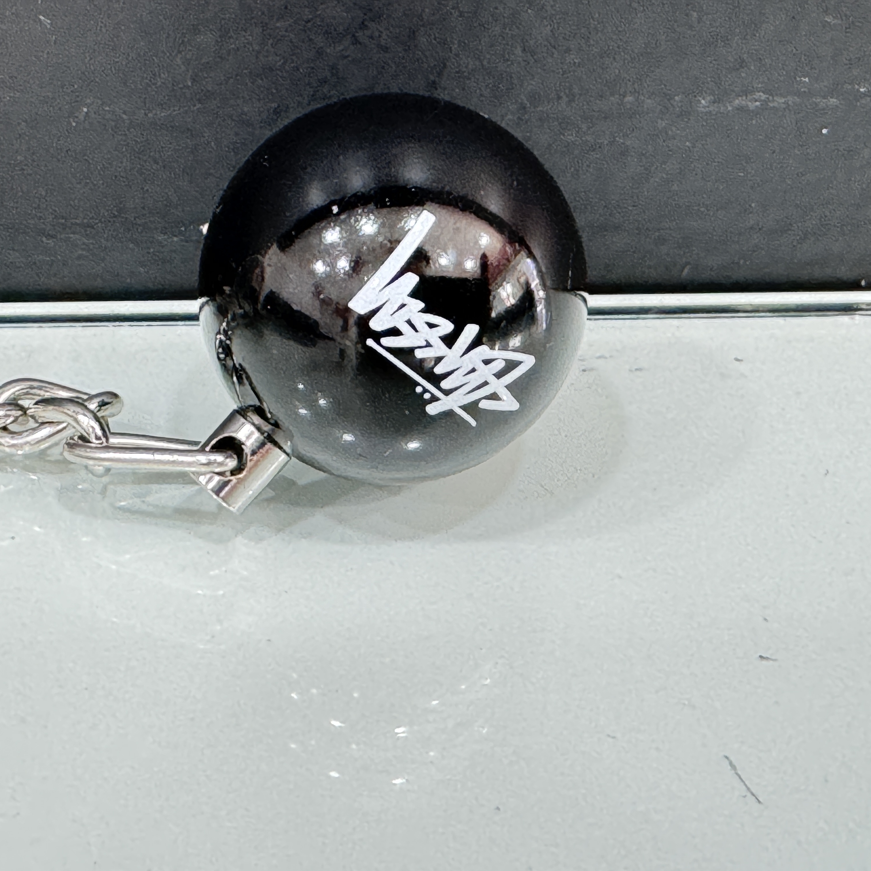 Stussy 8 Ball Keychain Black 착용 스타일