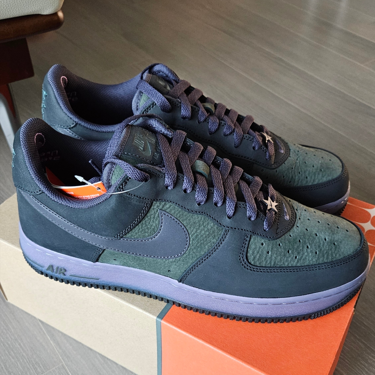 Nike Air Force 1 Retro Seoul Black and Sequoia 착용 스타일 - 3