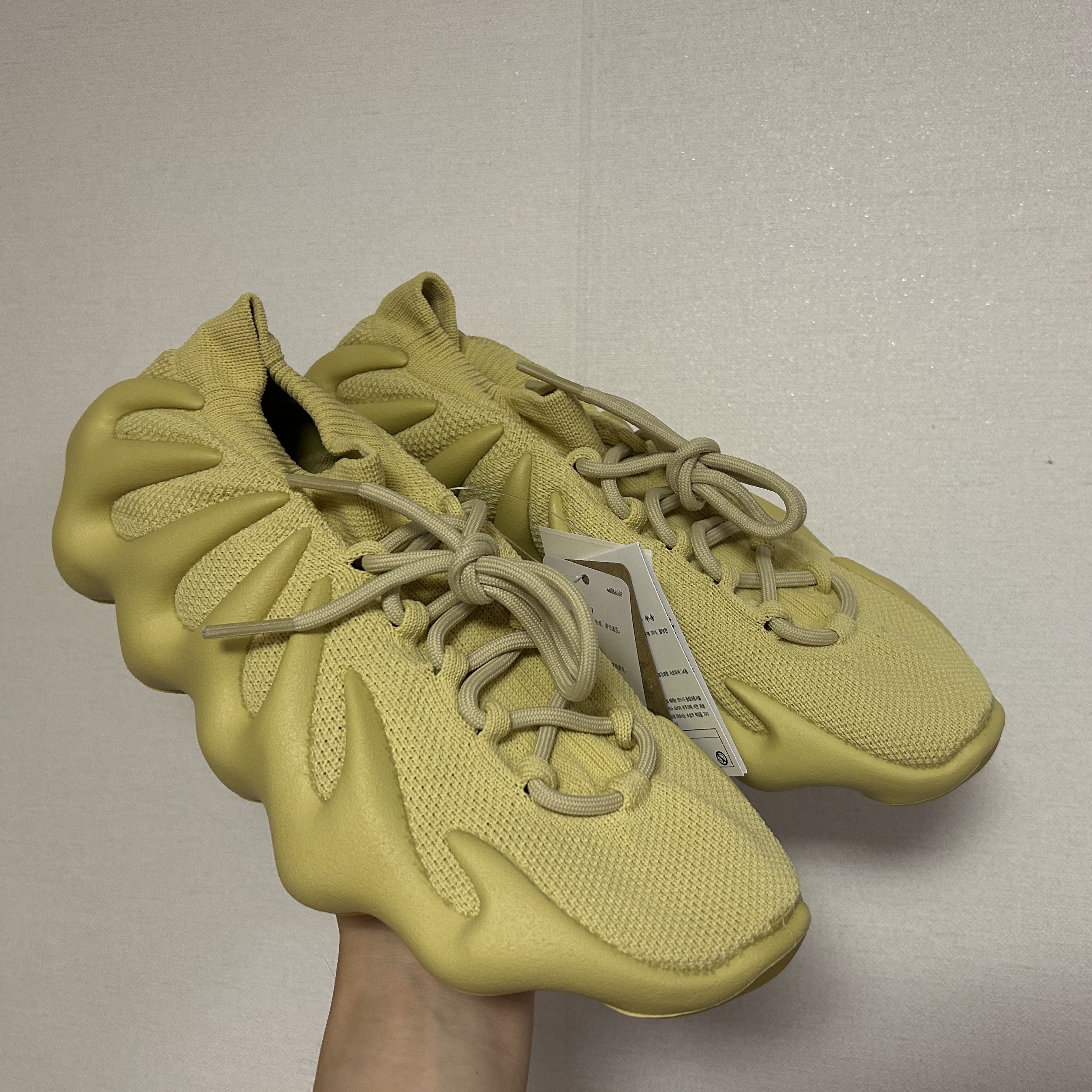 Adidas Yeezy 450 Sulfur 착용 스타일 - 2