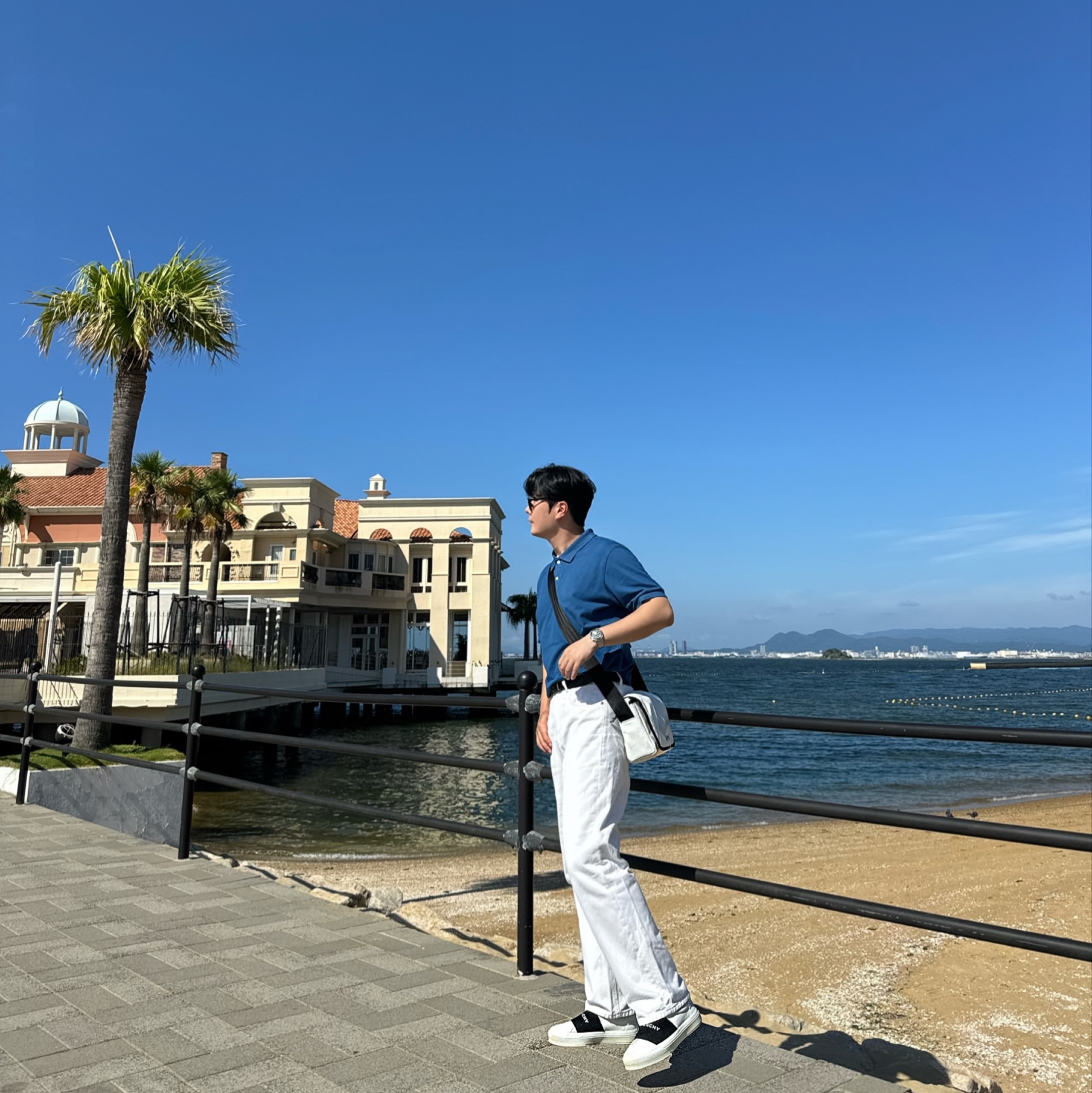 Ader Error Trace Admore Crossbody Bag White, Givenchy City Court Sneakers White Black 착용 스타일 - 1