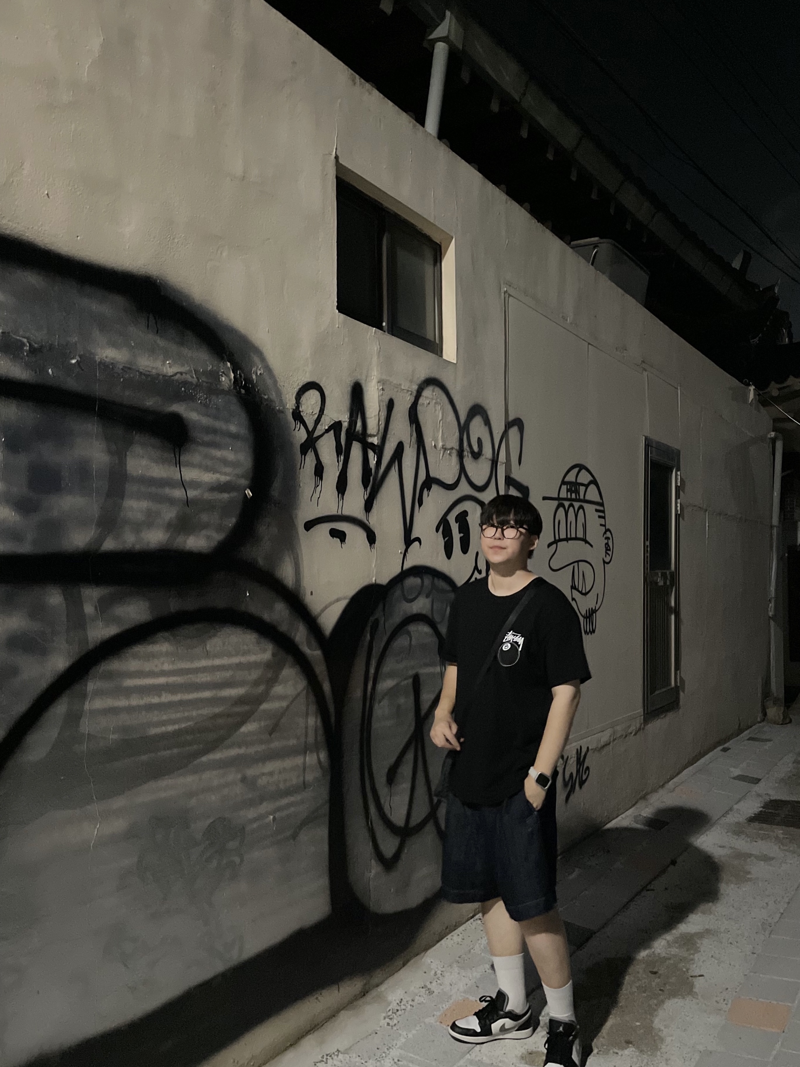 Stussy 8 Ball T-Shirt Black - 22SS, Jordan 1 Low Black Particle Grey 착용 스타일