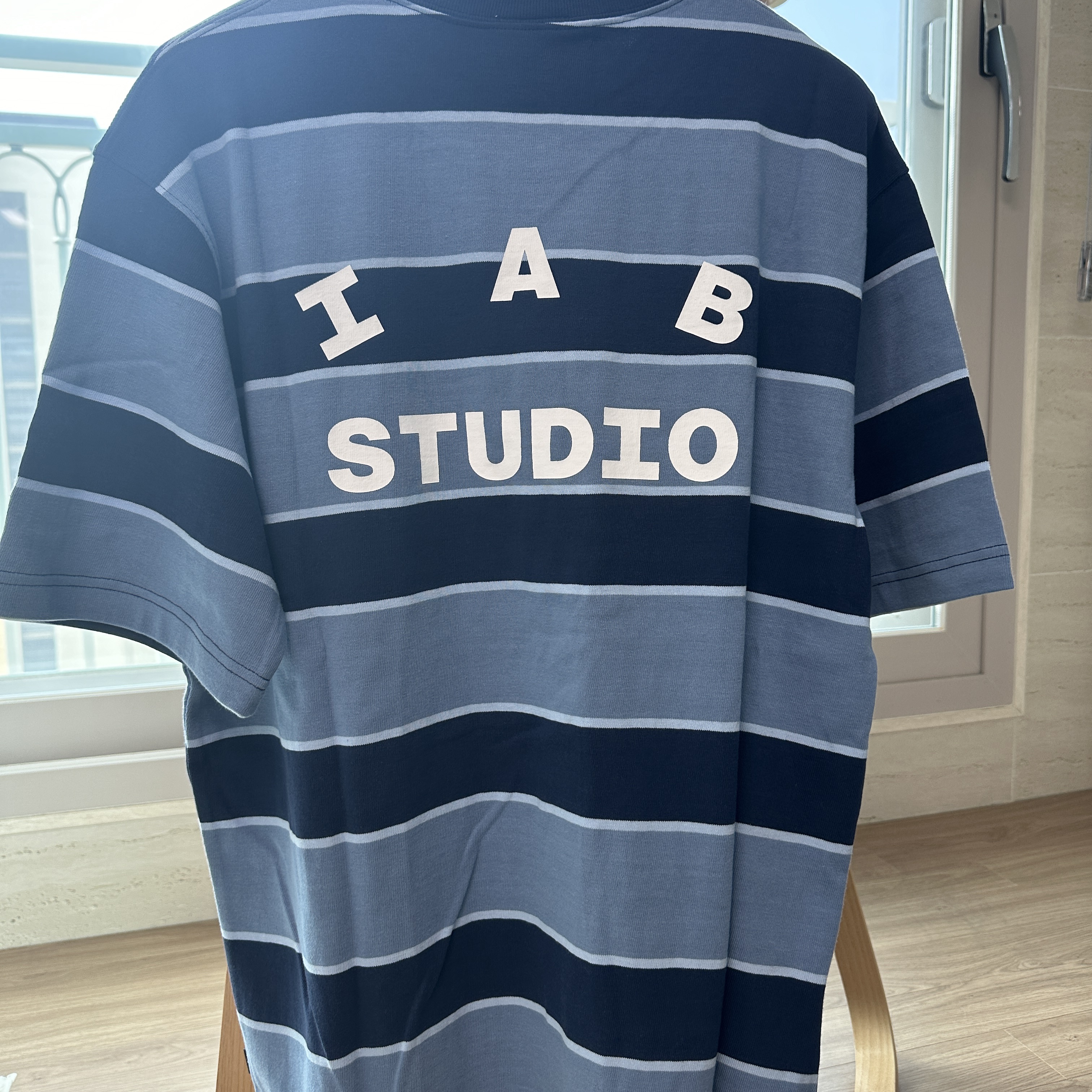 IAB Studio Striped T-Shirt Blue White 착용 스타일 - 3
