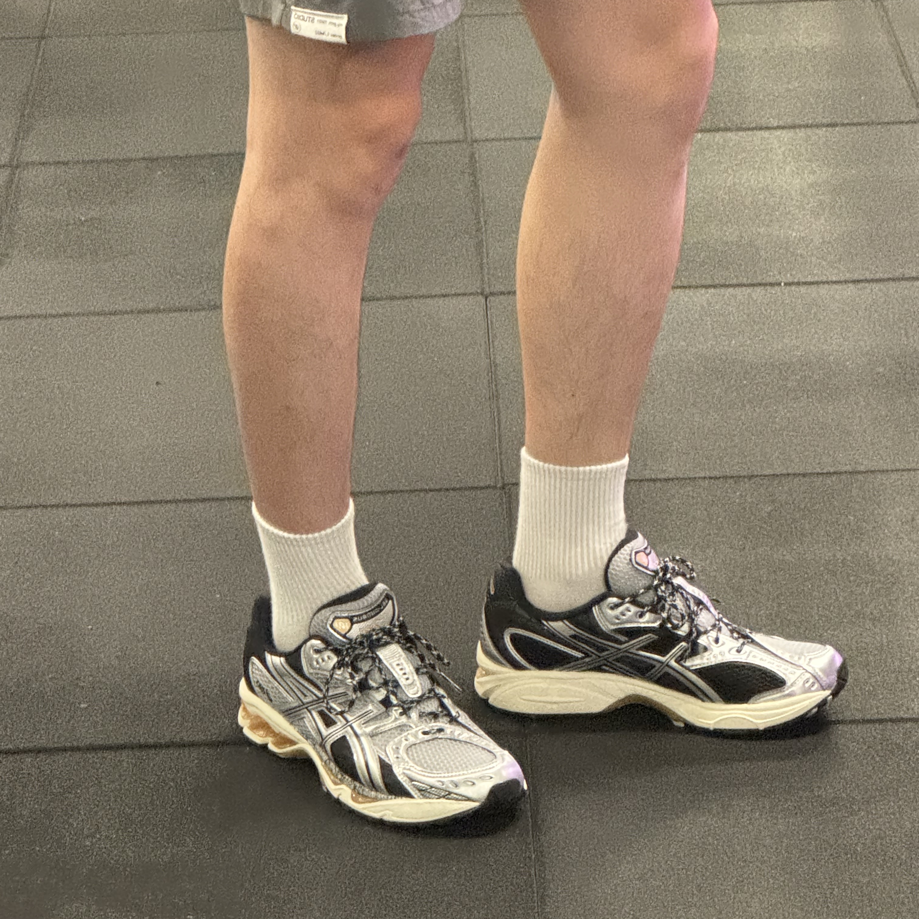 Asics Gel-Nimbus 10.1 Piedmont Grey Pure Silver 착용 스타일