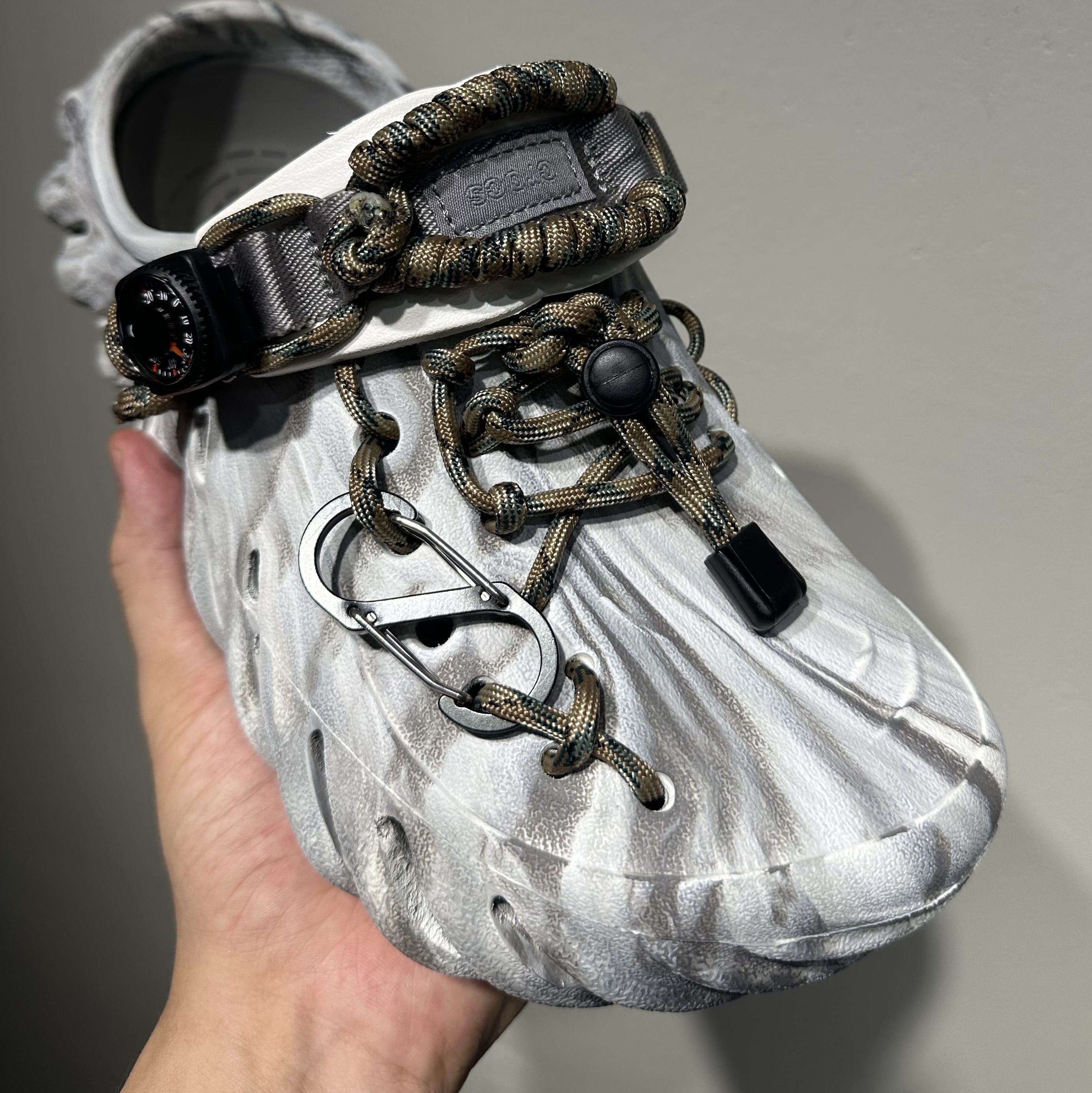 Crocs Echo Marbled Clog Moonlight Multi 착용 스타일