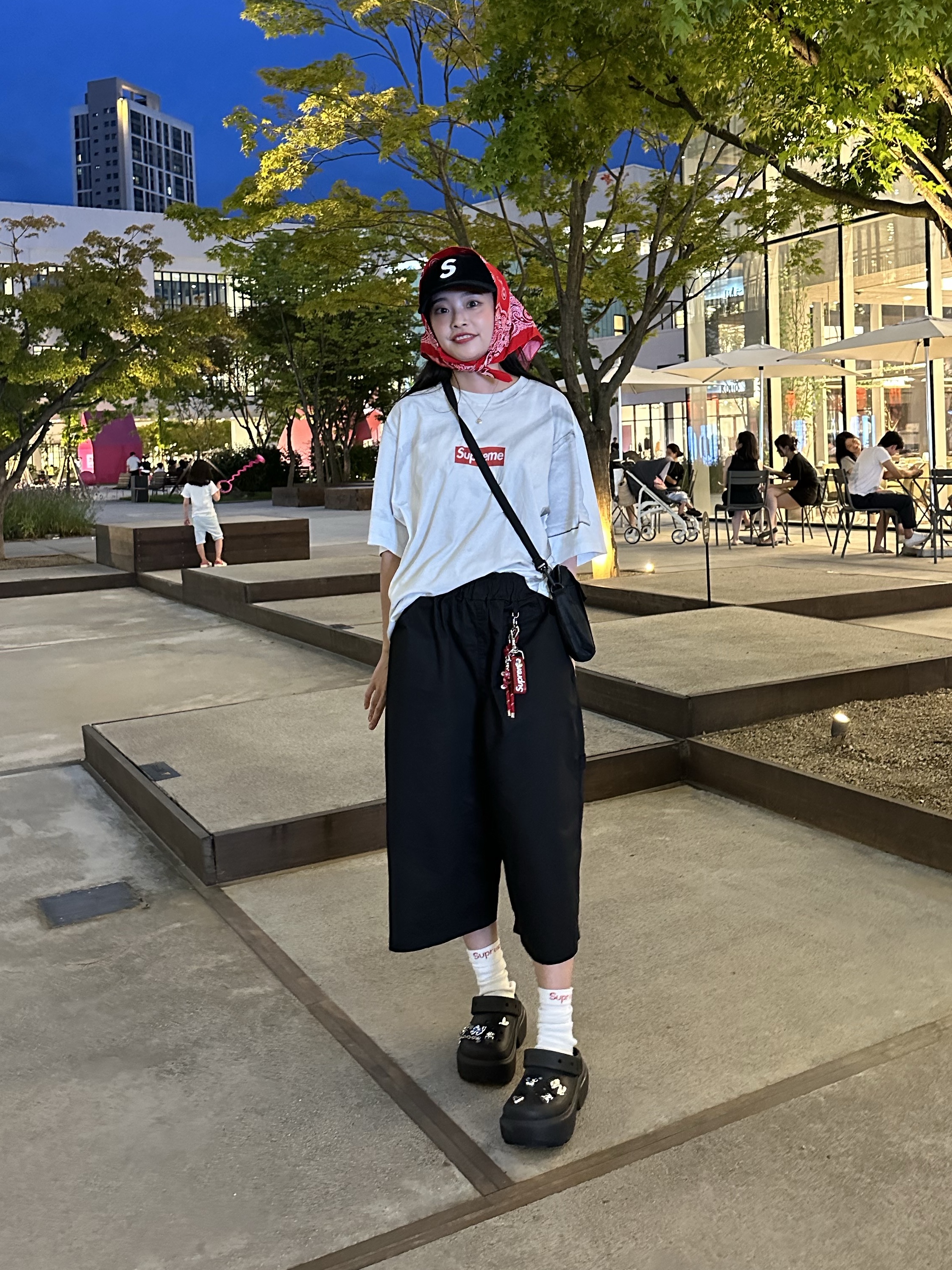 Supreme x MM6 Maison Margiela Box Logo T-Shirt White - 24SS, Crocs Stomp Clog Black 착용 스타일 - 2