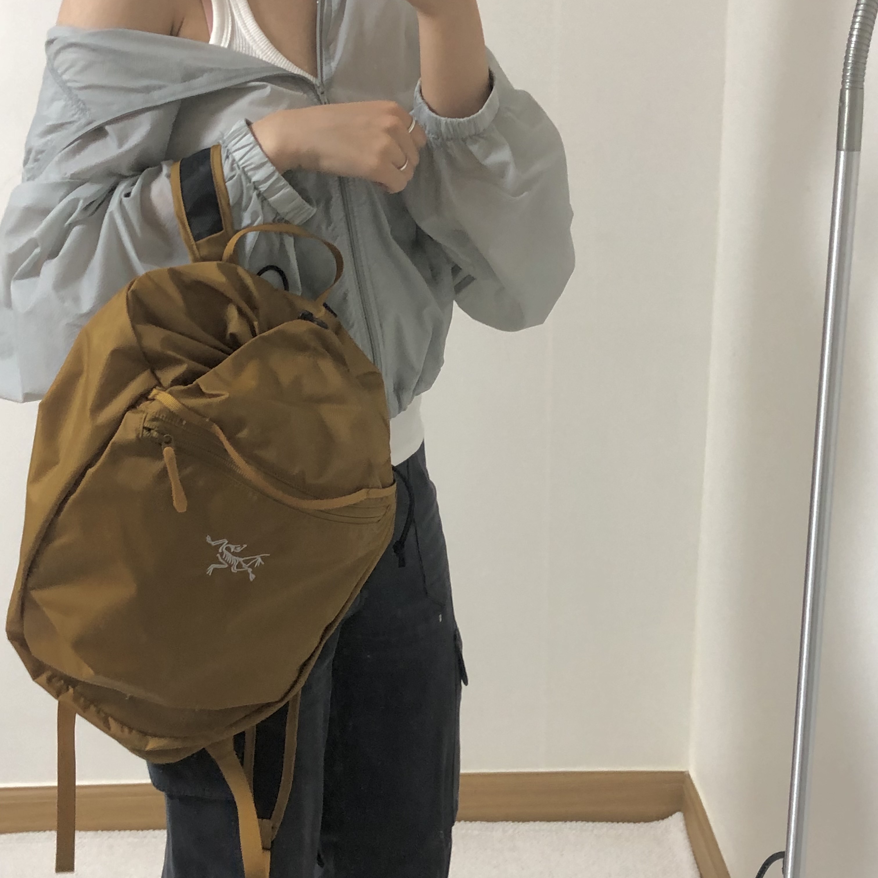 Arc'teryx Heliad 10 Backpack Yukon 착용 스타일 - 2
