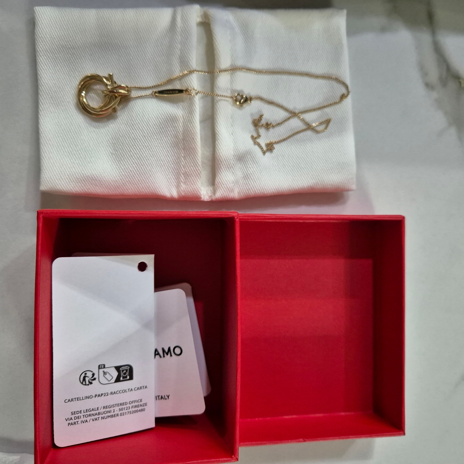 (W) Ferragamo Gancini Pendant Necklace Brass & Gold 착용 스타일 - 3