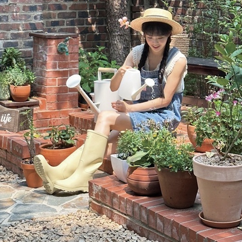 [KREAM 단독] STU Women Denim Overall Mid Blue 착용 스타일