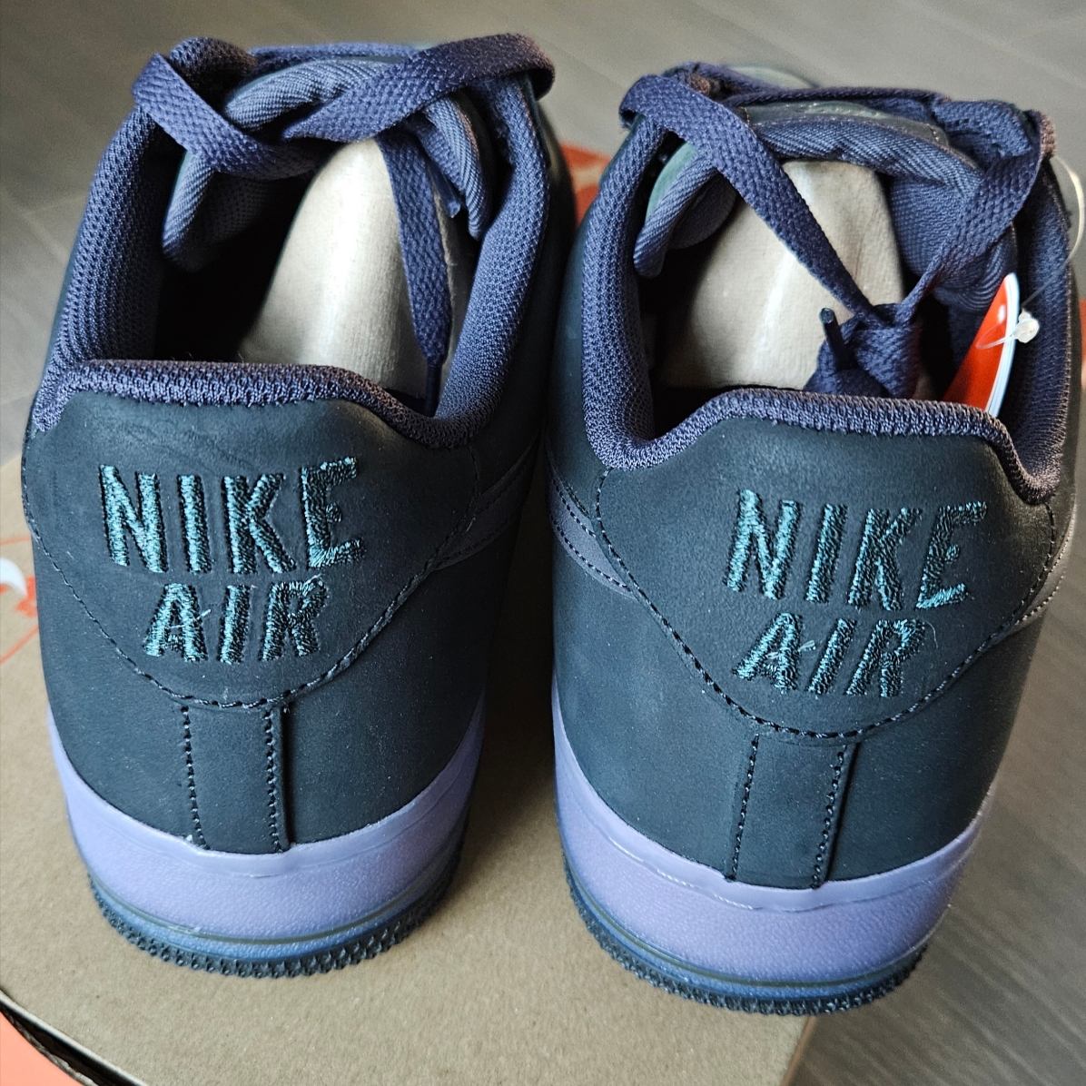 Nike Air Force 1 Retro Seoul Black and Sequoia 착용 스타일 - 4