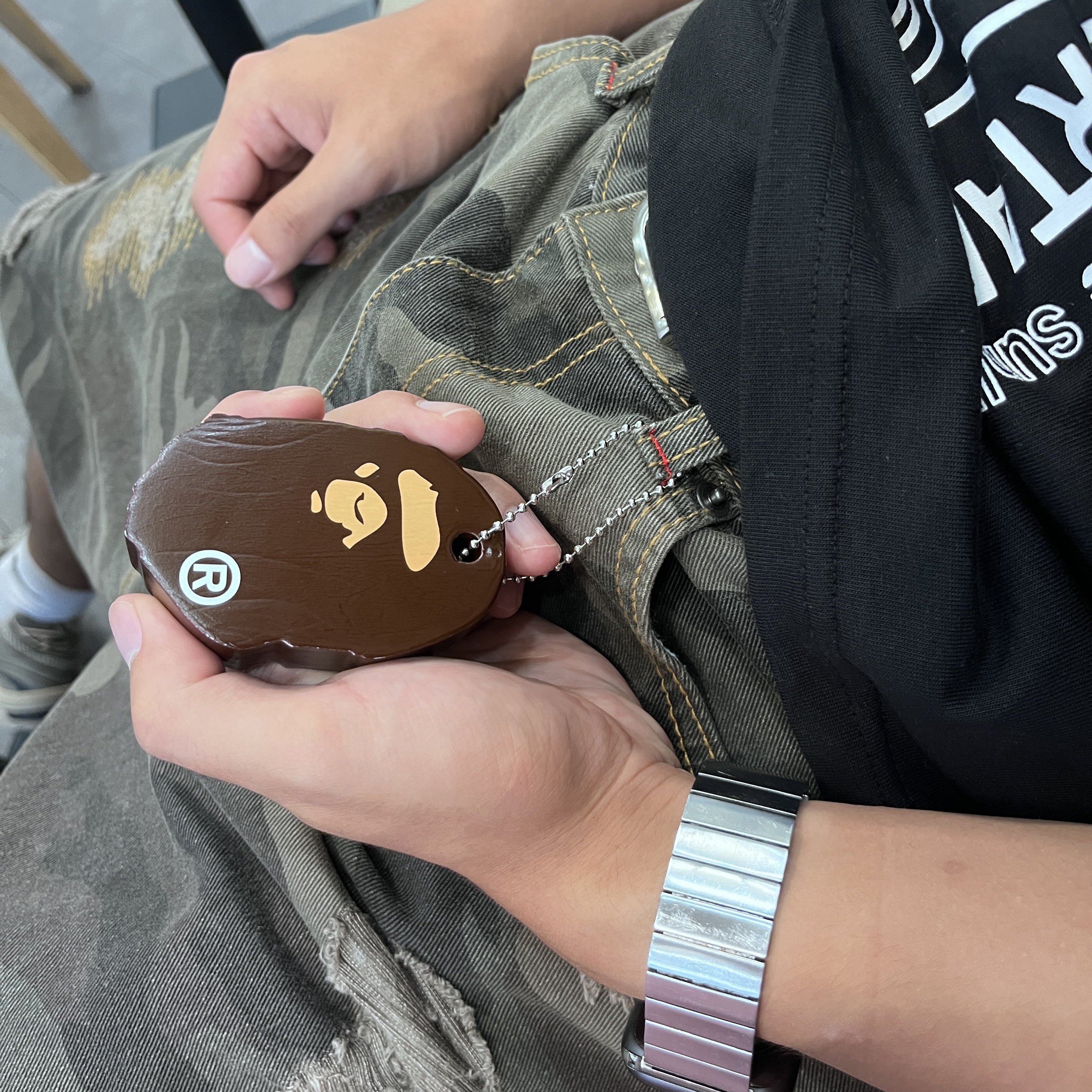 BAPE Ape Head Keychain (Vinyl Acetate) 착용 스타일