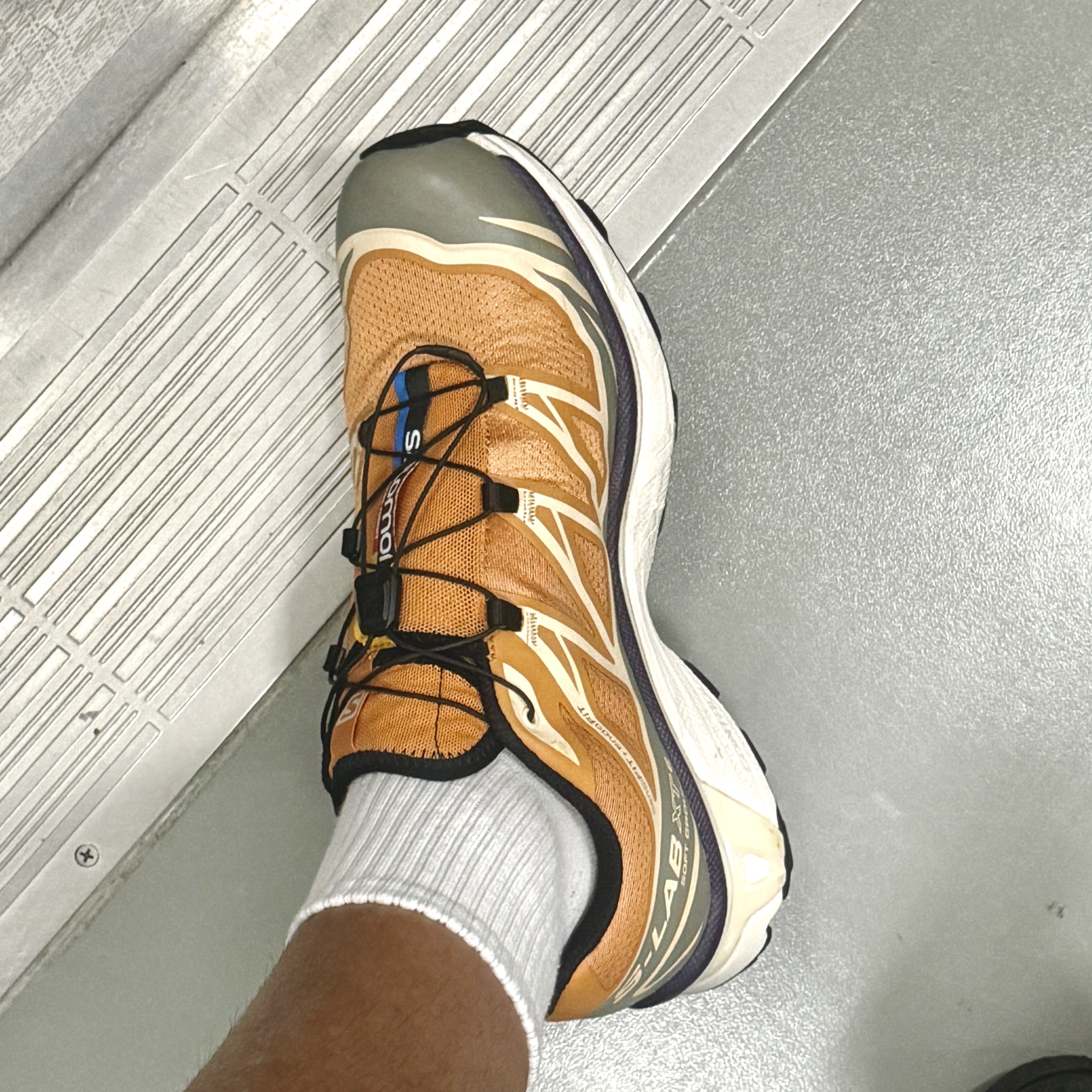Salomon XT-6 Apricot Buff 착용 스타일
